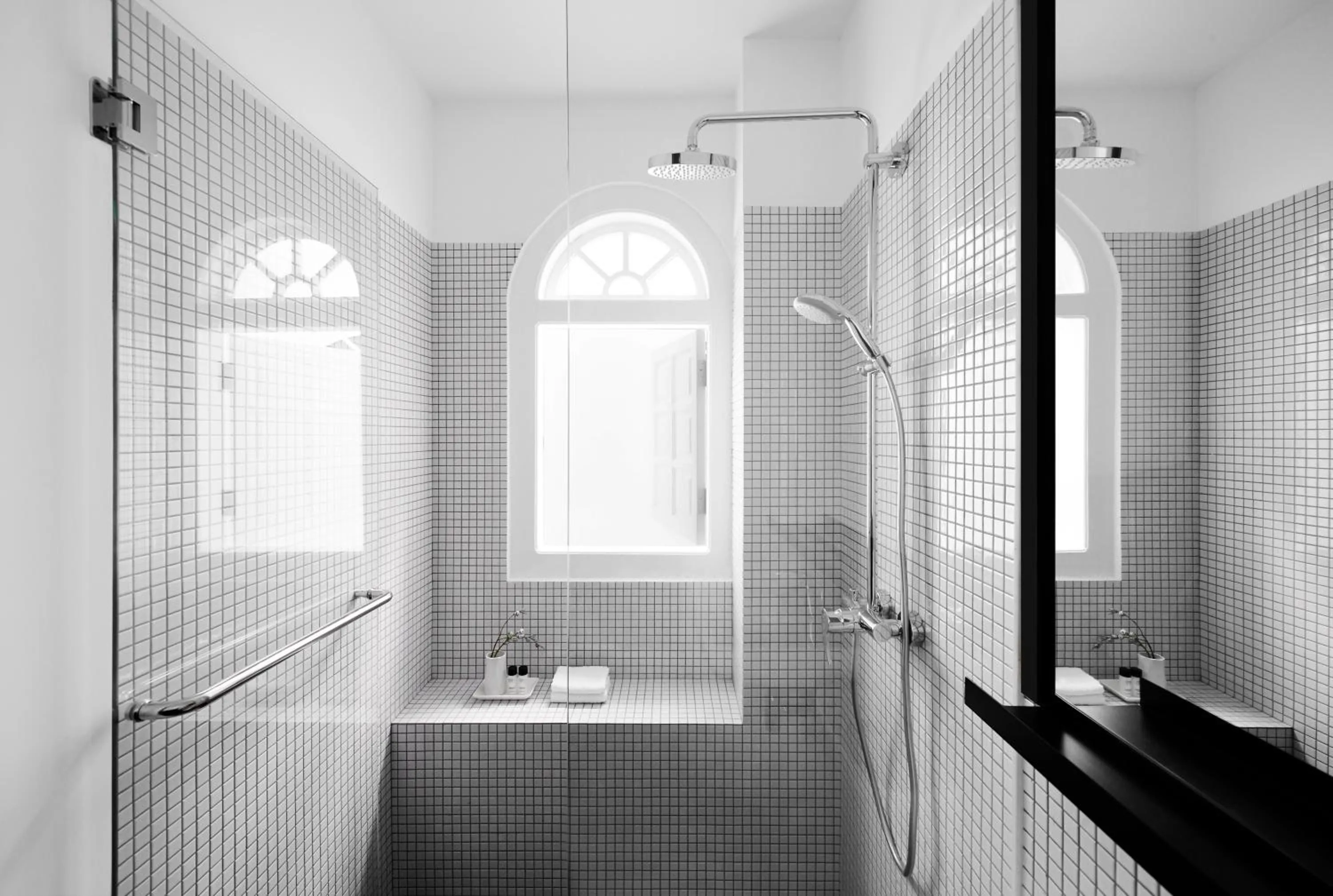 Shower in Hotel Mono