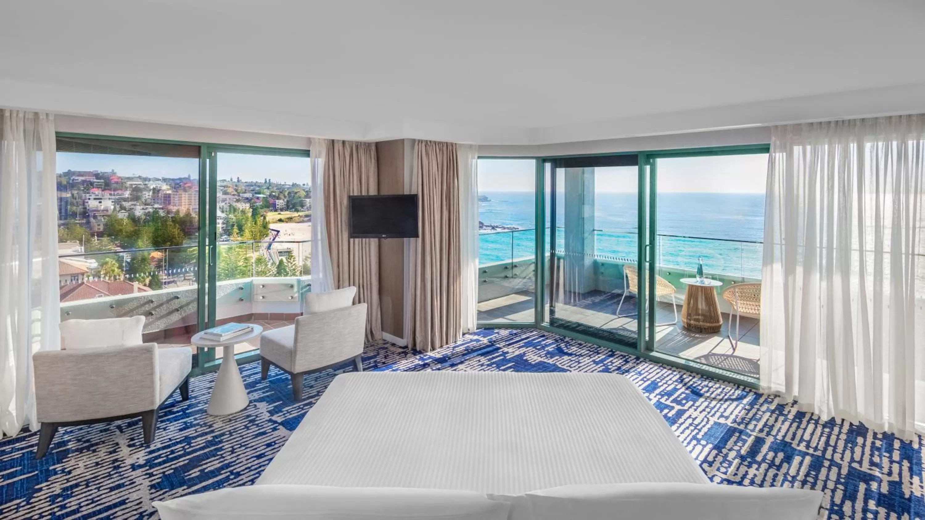 Balcony/Terrace, Bed in Crowne Plaza Sydney Coogee Beach by IHG