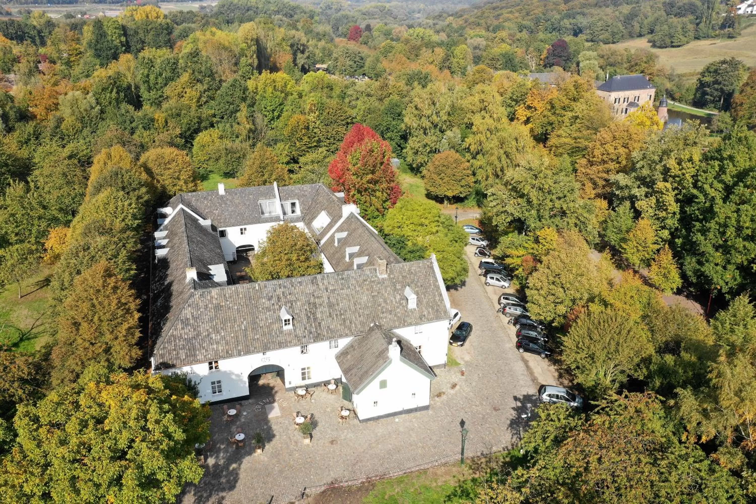 Property building in Fletcher Hotel-Restaurant Kasteel Erenstein