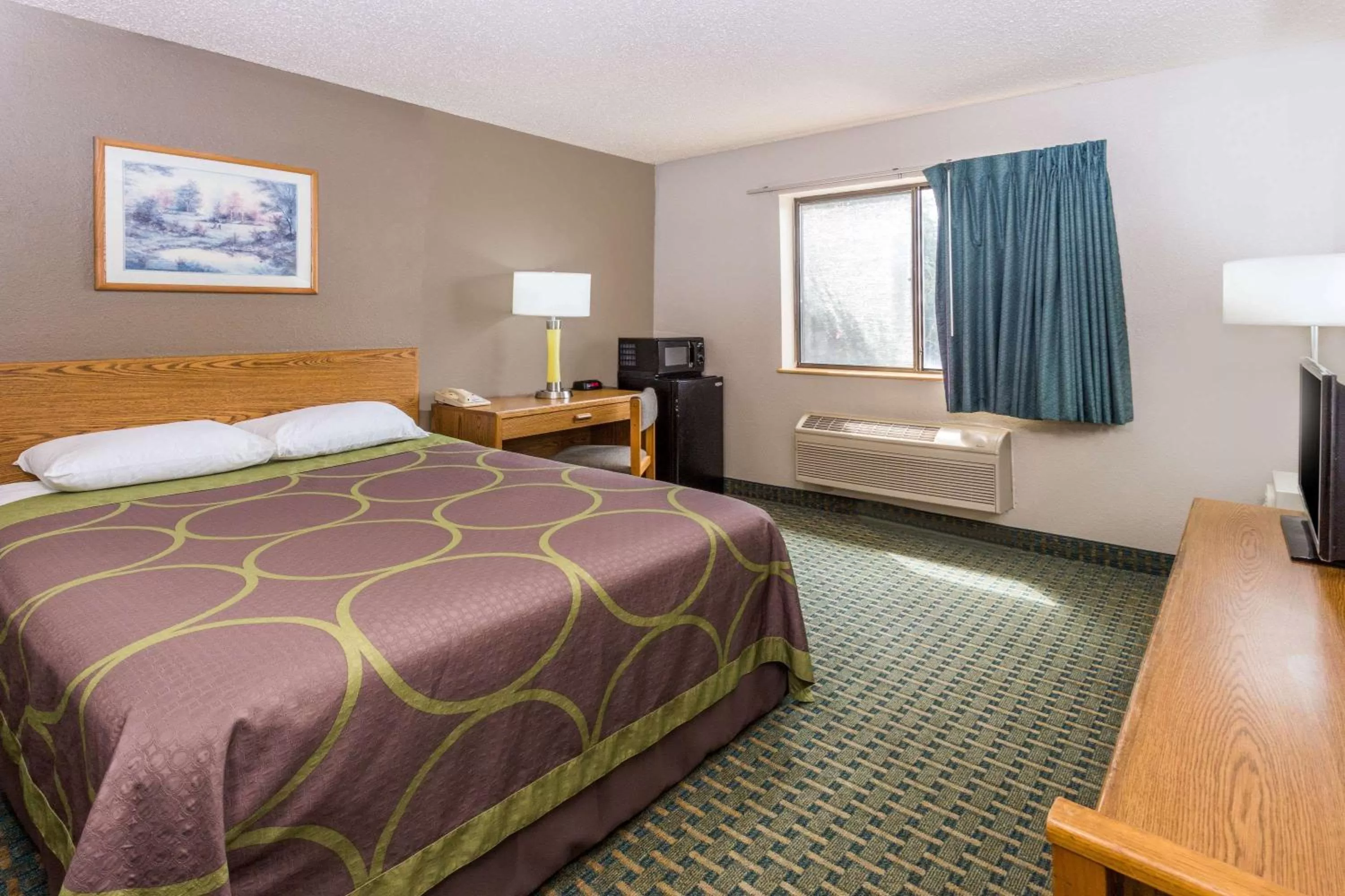 Photo of the whole room, Bed in Super 8 by Wyndham St. Charles