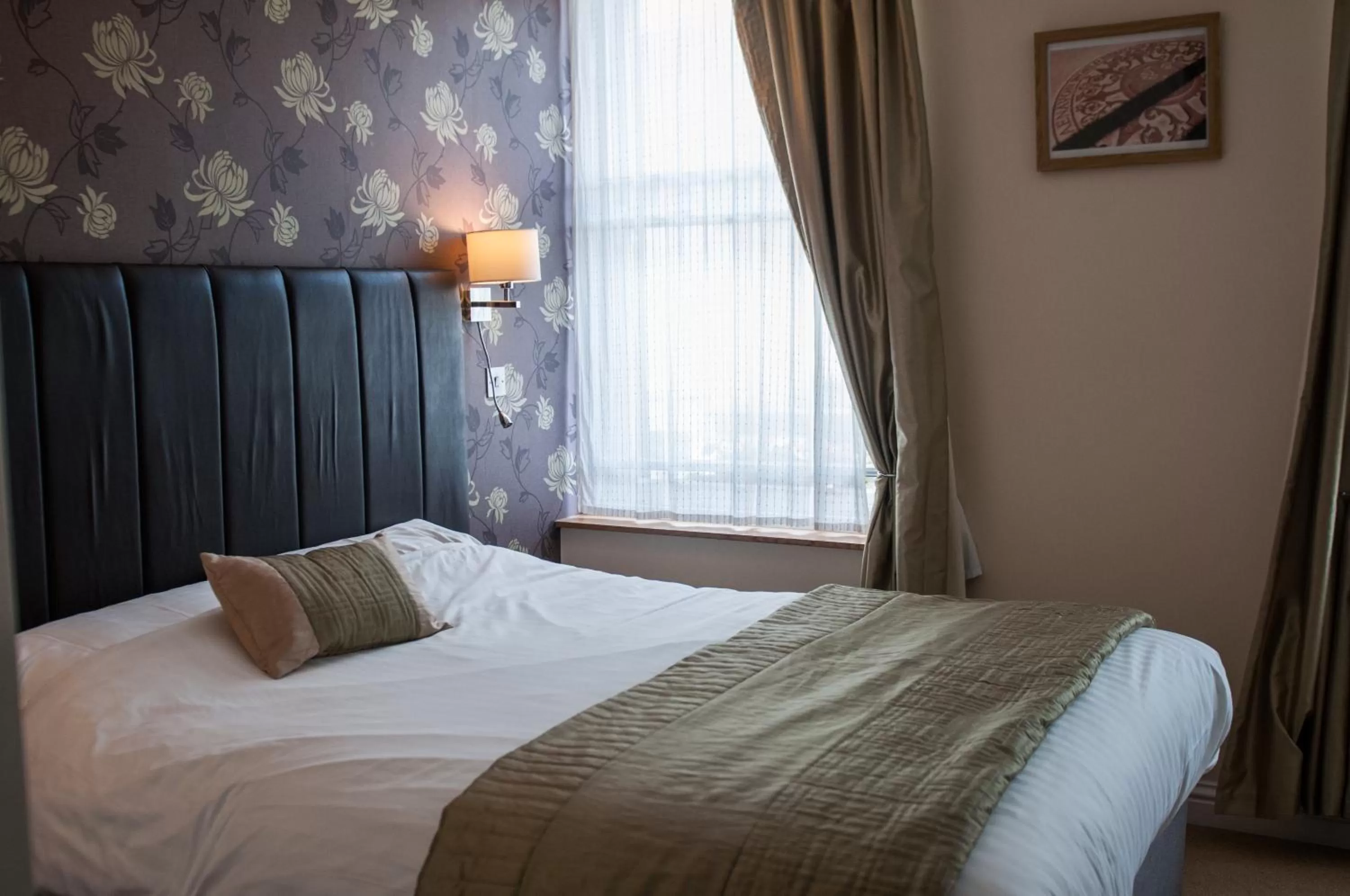 Bedroom in The Lion Hotel