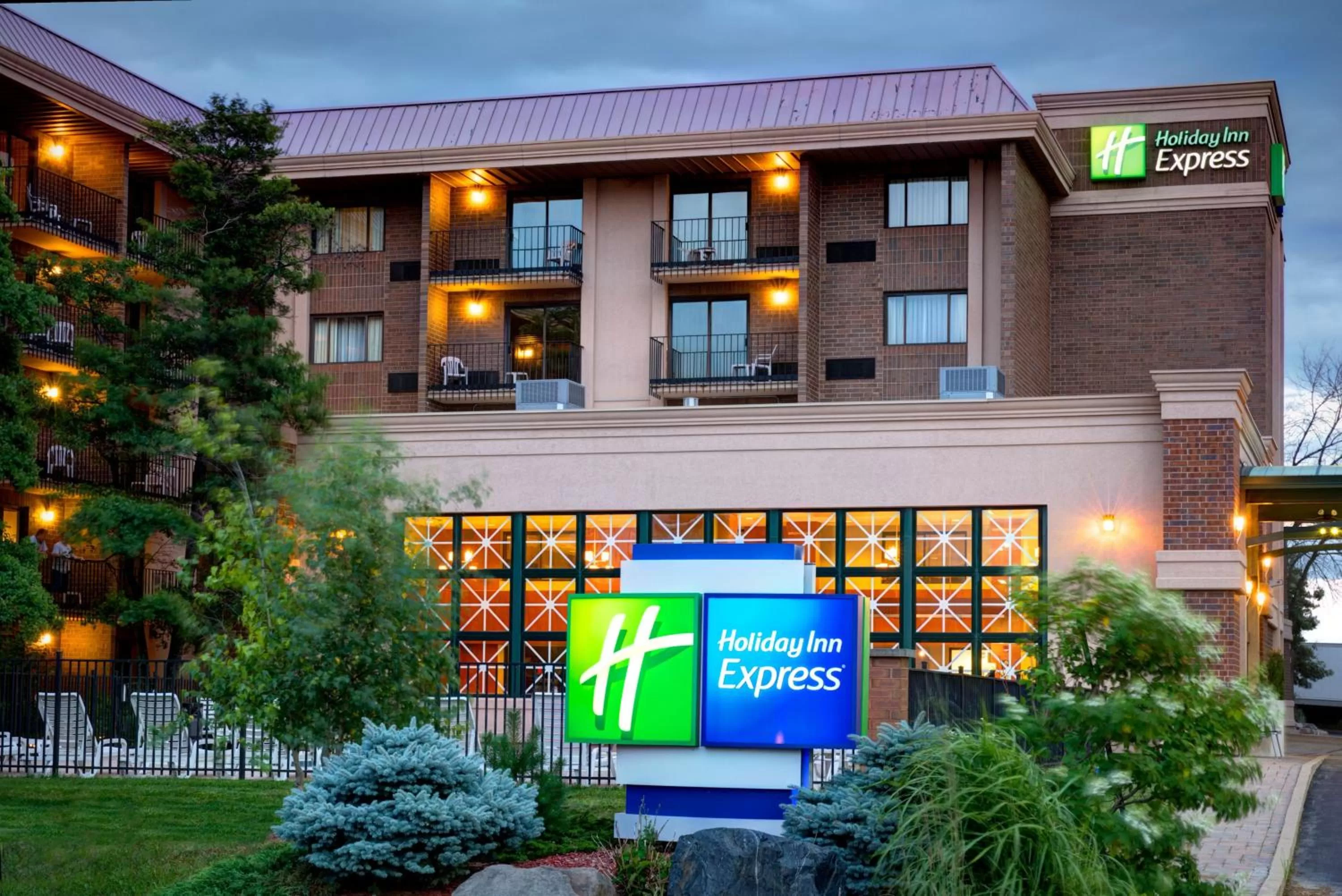 Property building in Holiday Inn Express Schaumburg-Rolling Meadows by IHG