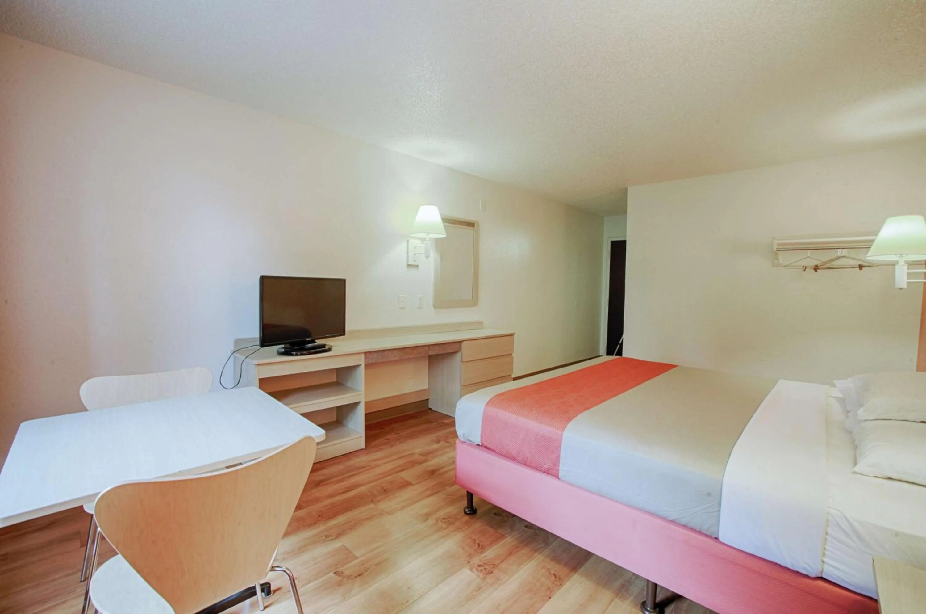 TV and multimedia, Bed in Motel 6-Albany, NY