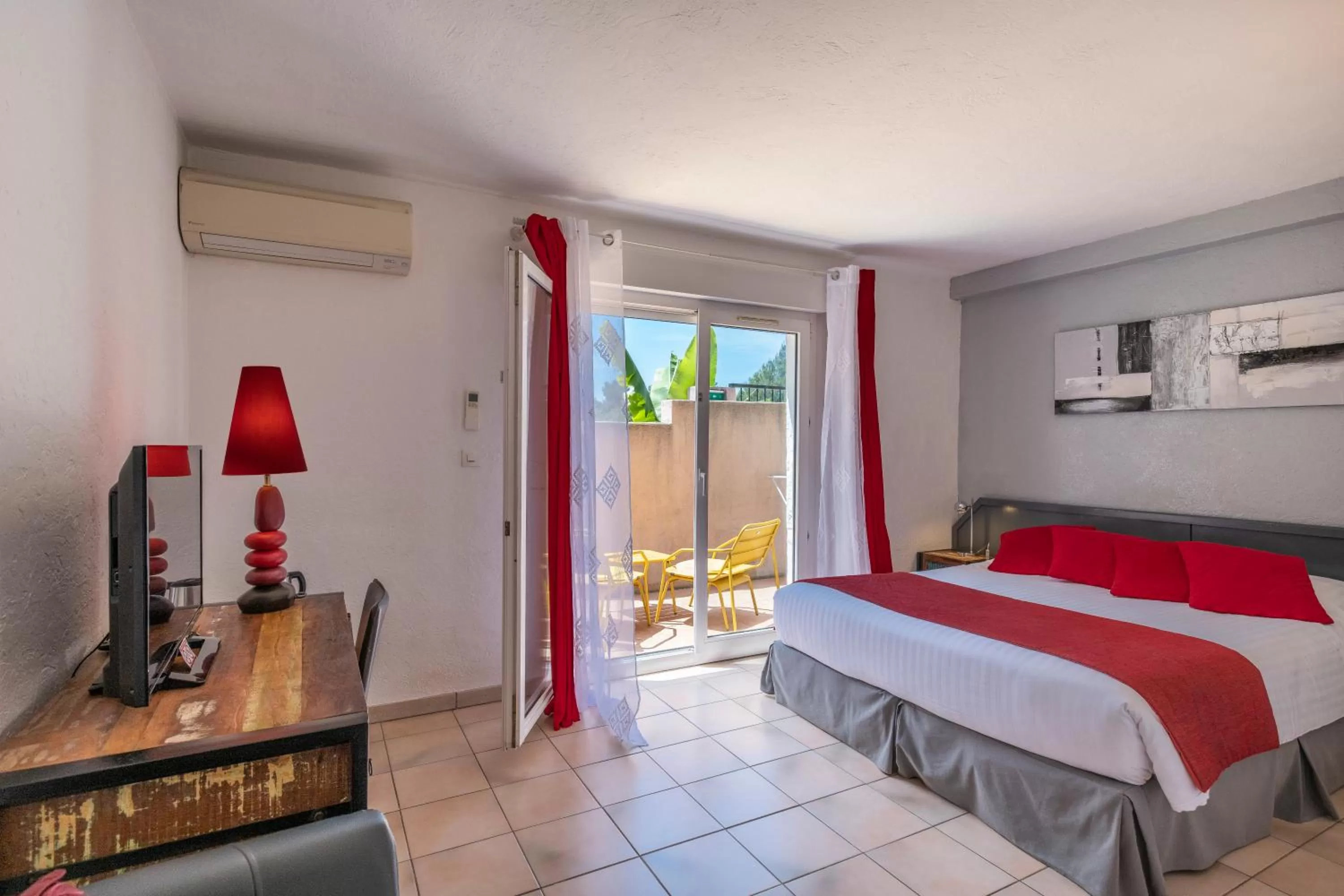 Photo of the whole room, Bed in Les Bastides Saint Paul