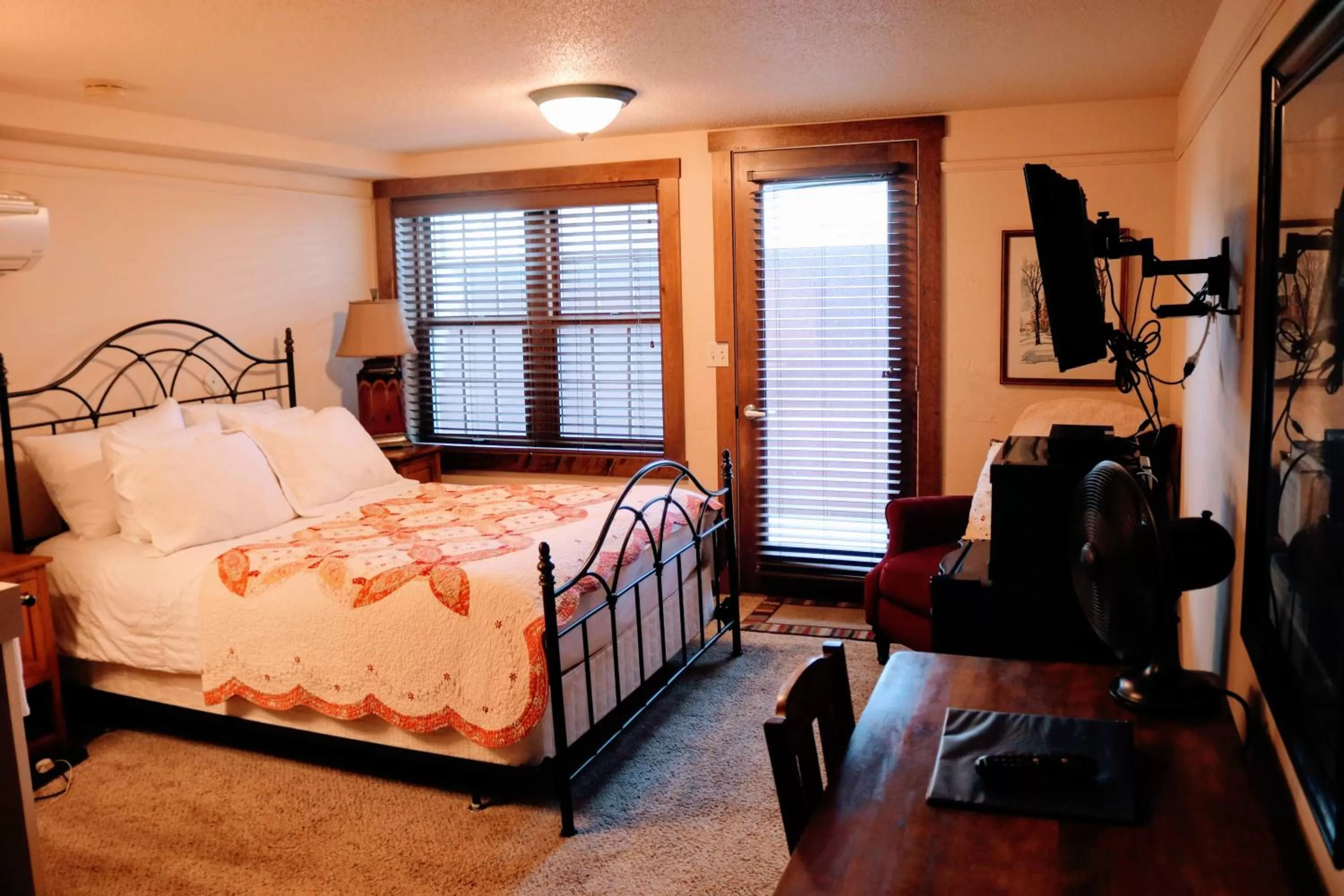 Bed in Iowa House Historic Inn