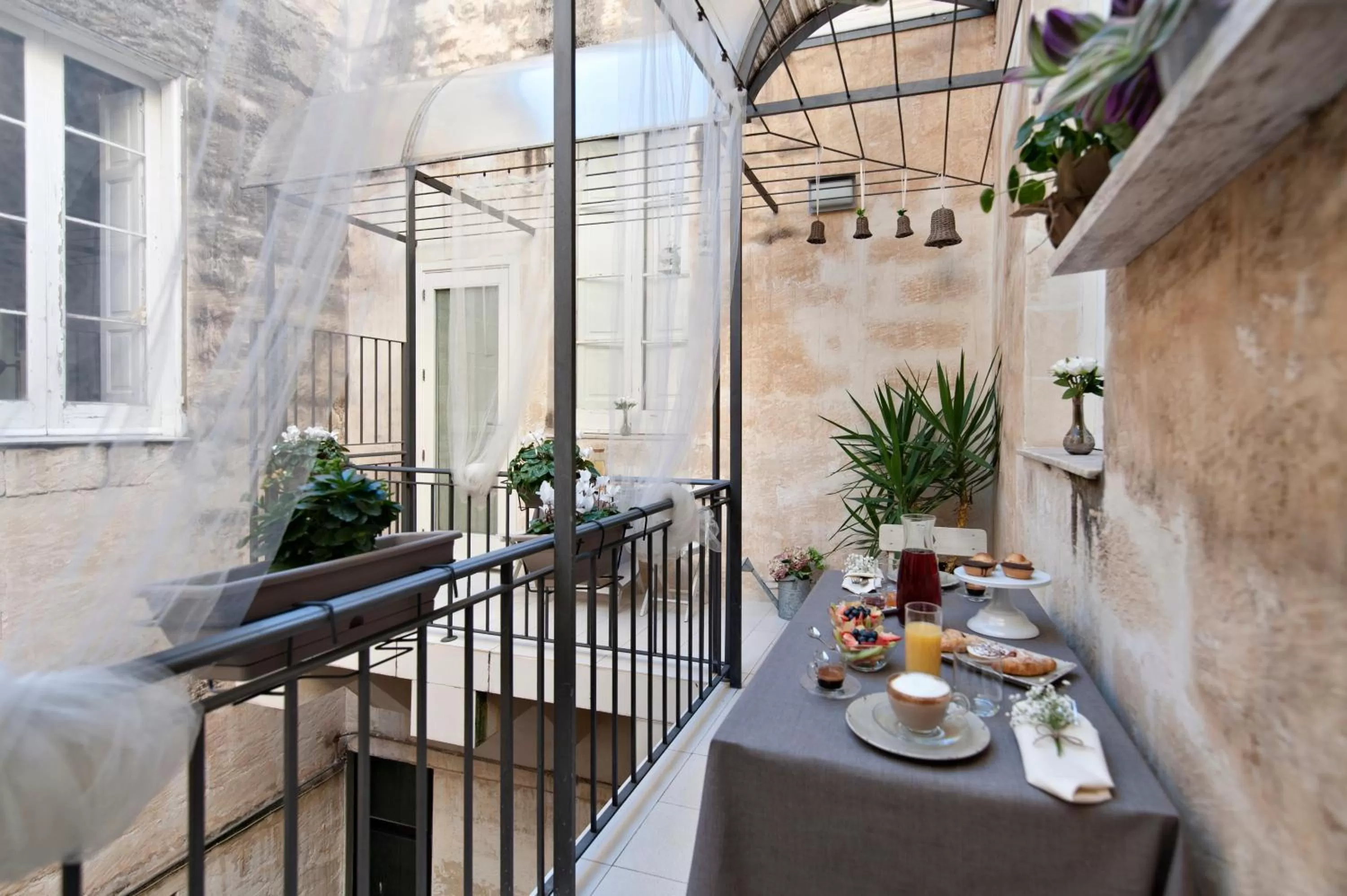 Patio in Casa di Lo Suites