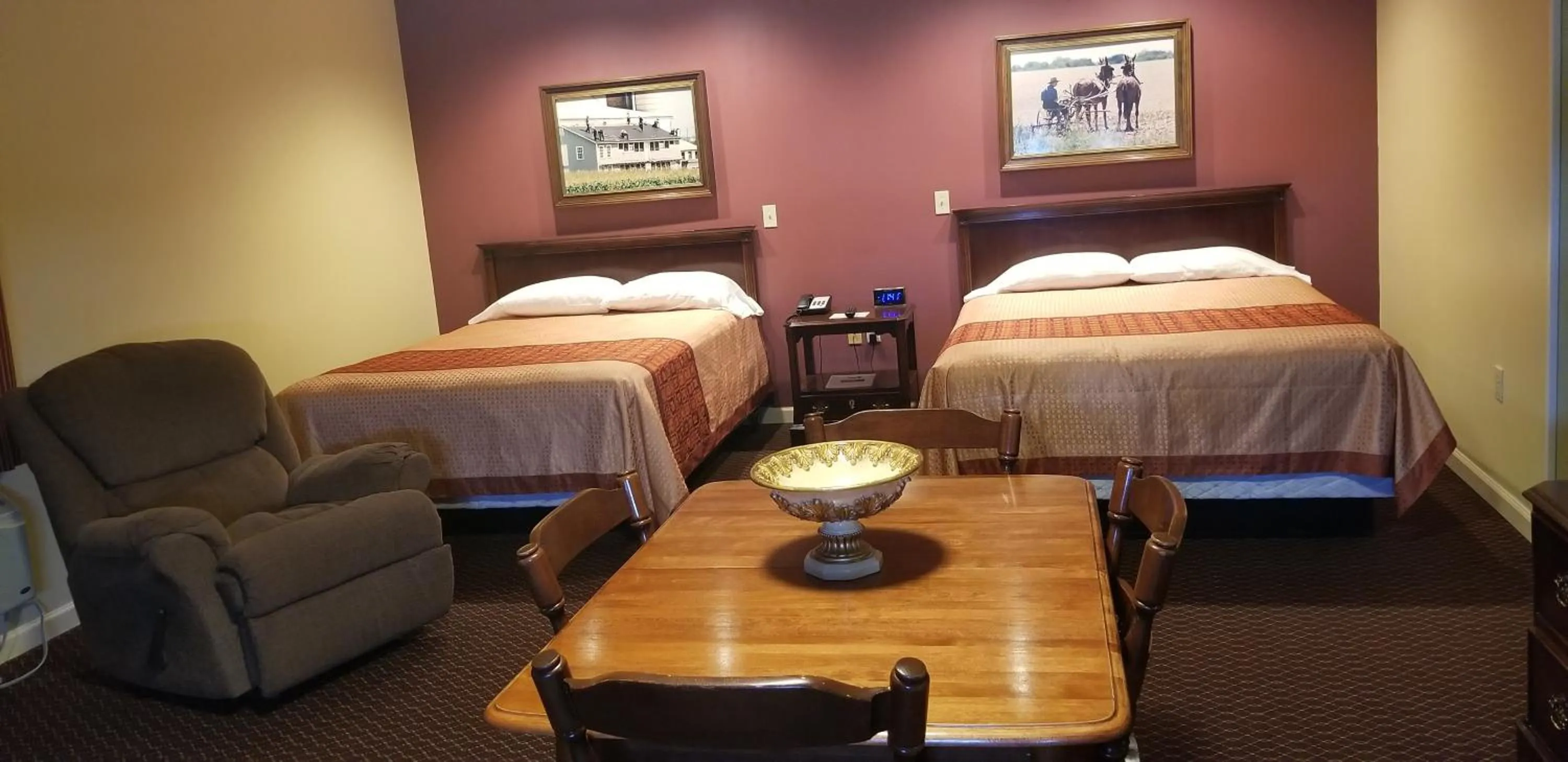 Photo of the whole room, Bed in Classic Inn Lancaster