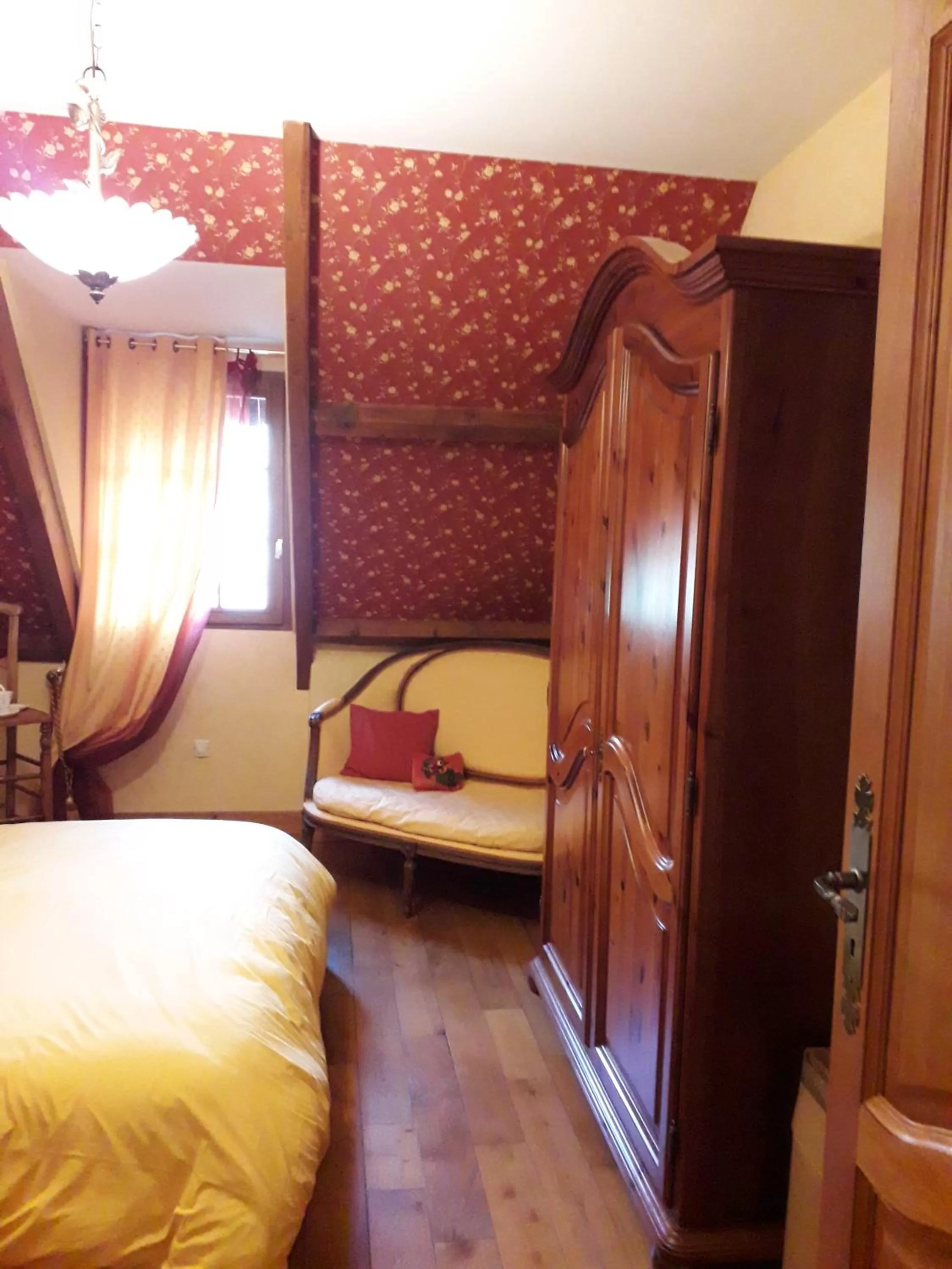 Photo of the whole room, Bed in Chez Pascaline