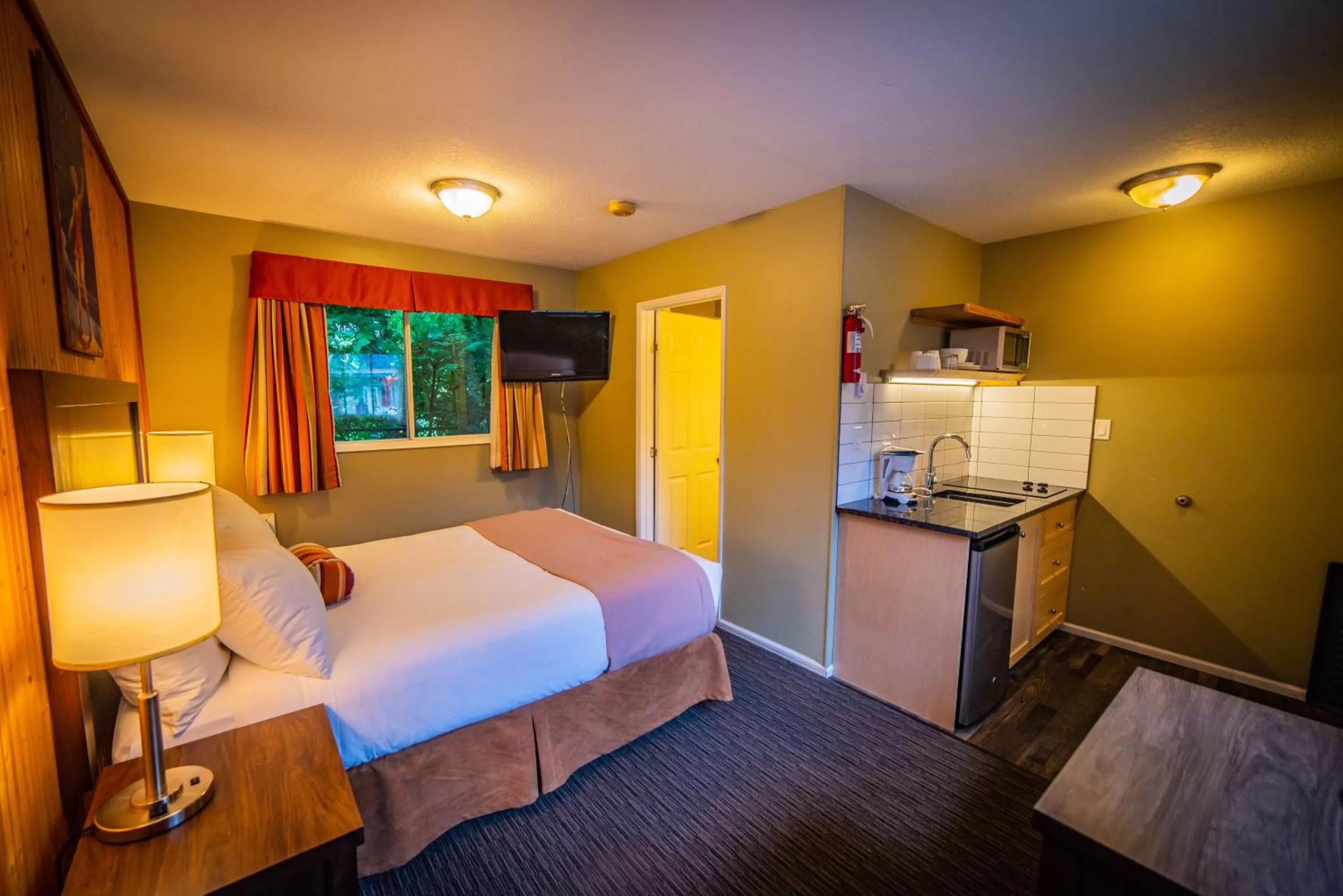 Photo of the whole room, Bed in Alpine Inn & Suites