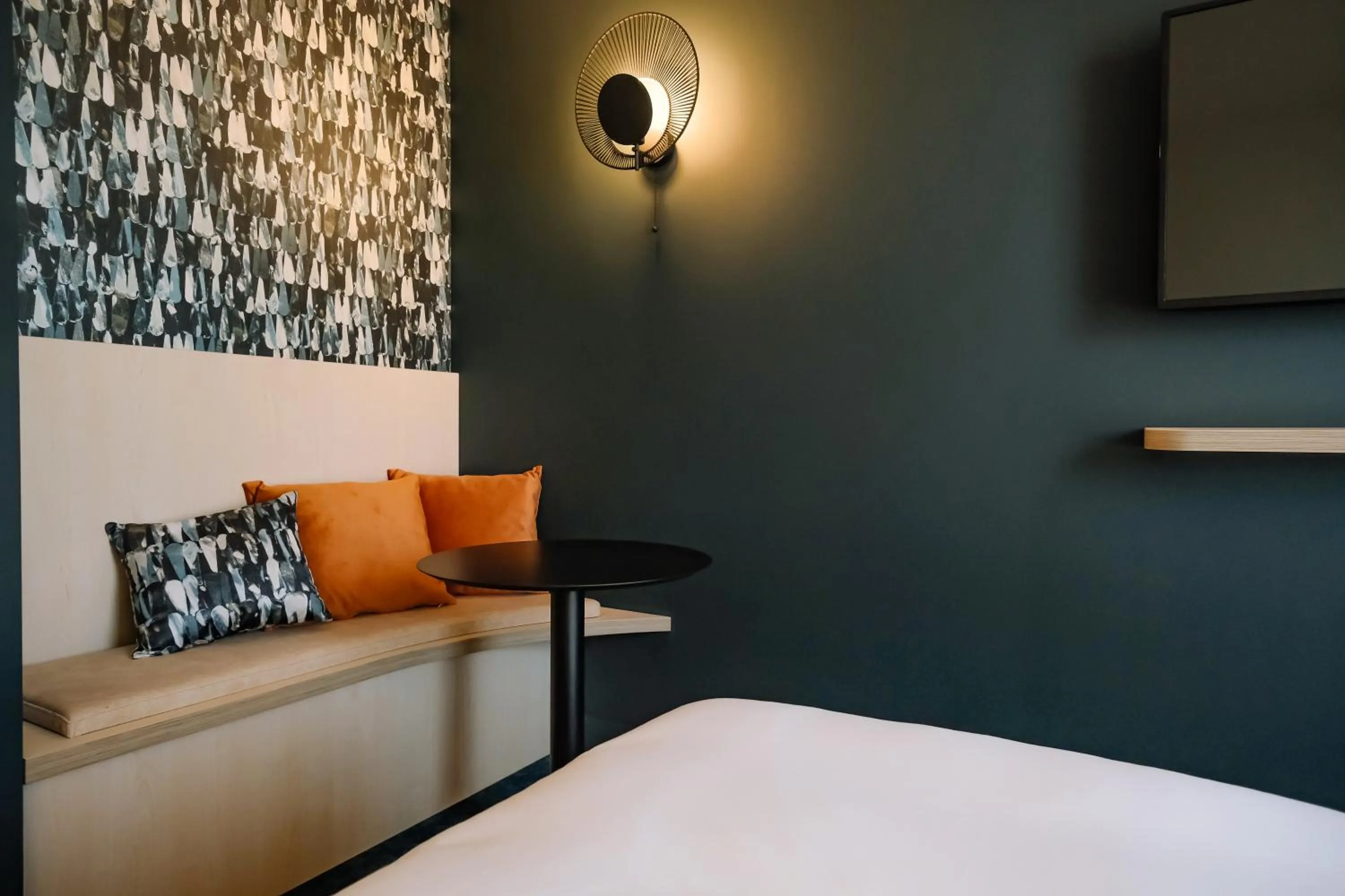 Seating area, Bed in ibis Styles Bordeaux Lac Bruges