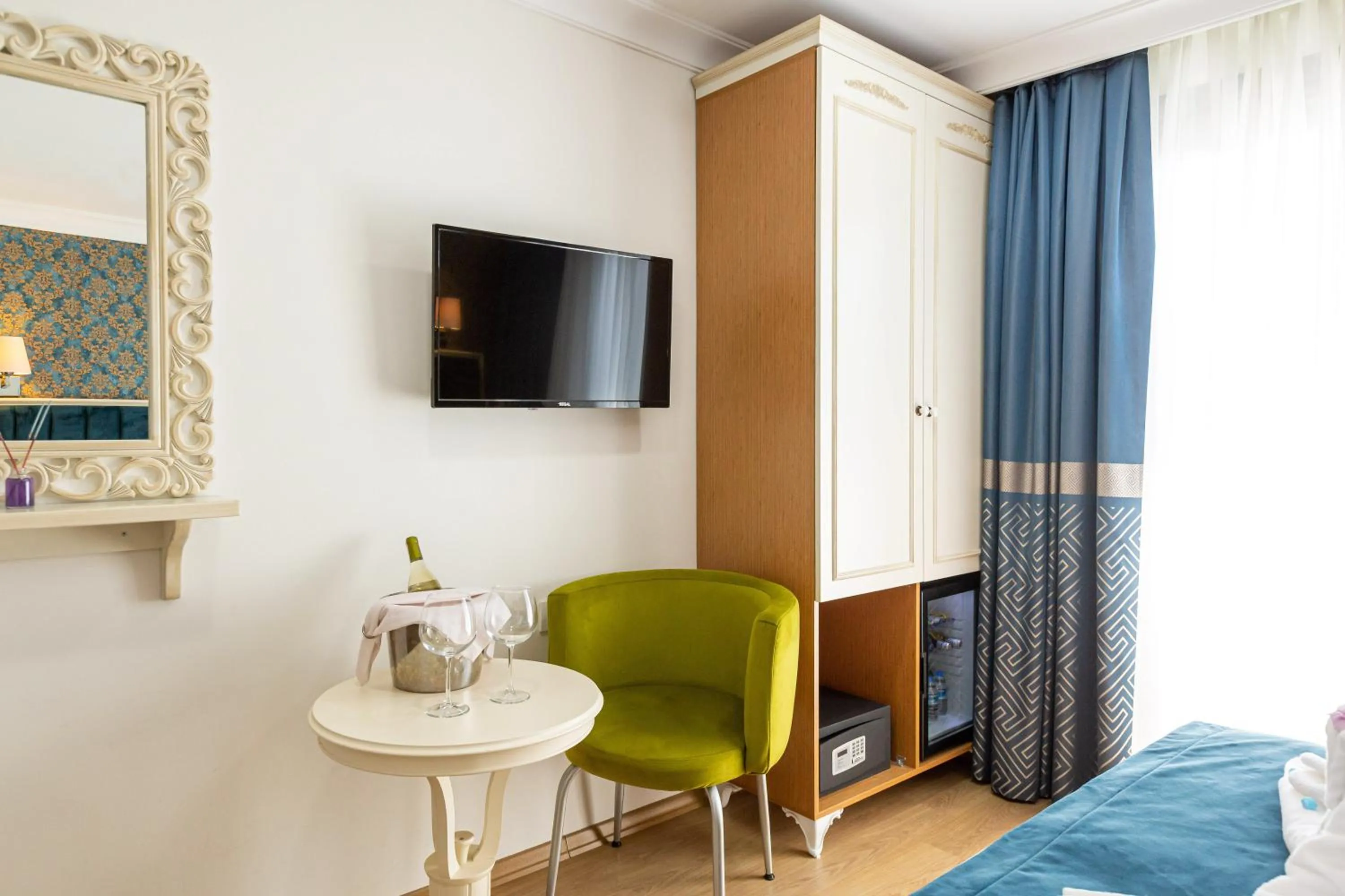 Seating area, Bed in Kumru Hotel