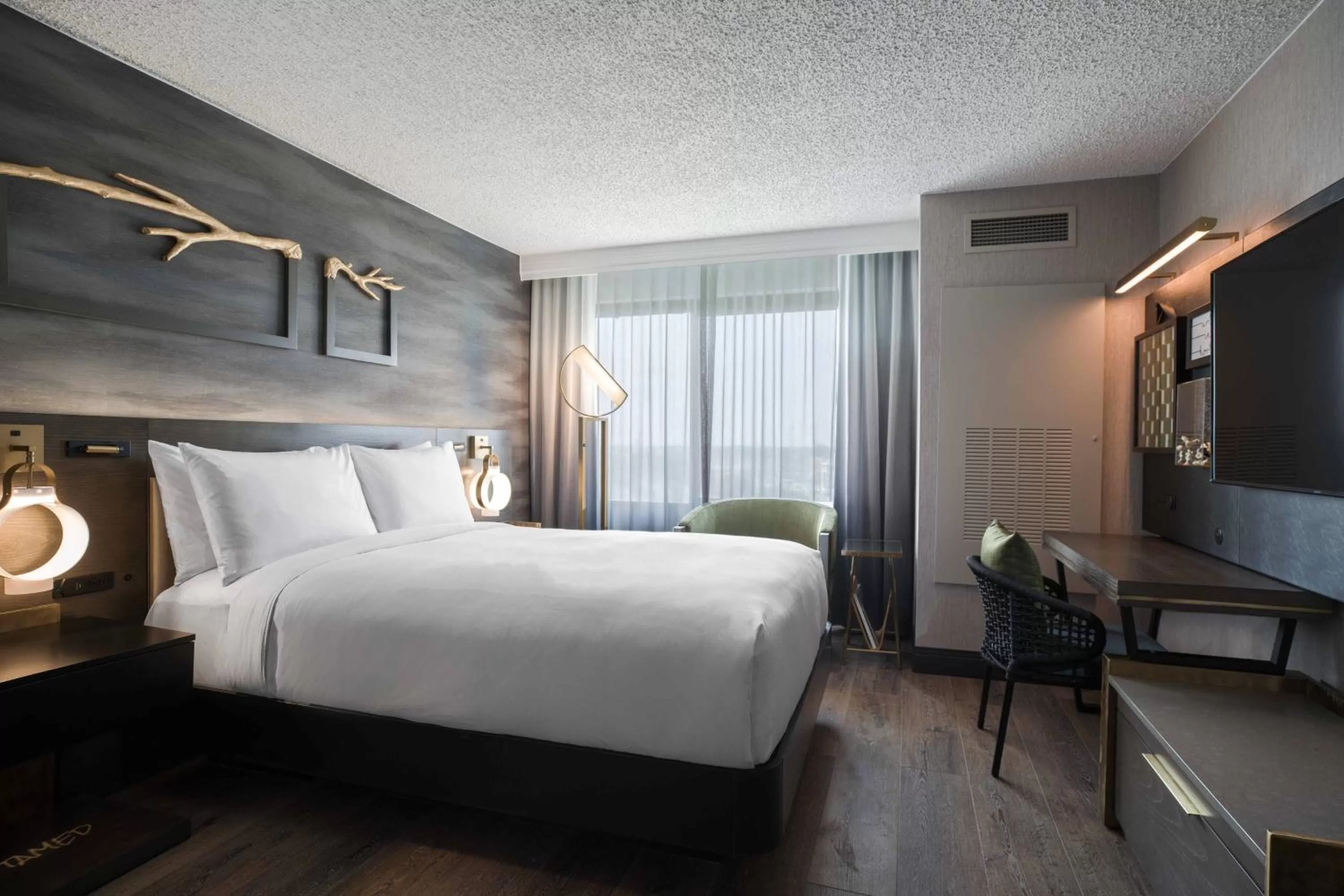 Queen Room with Adapted Tub - Mobility and Hearing Accessible in Renaissance Chicago North Shore Hotel