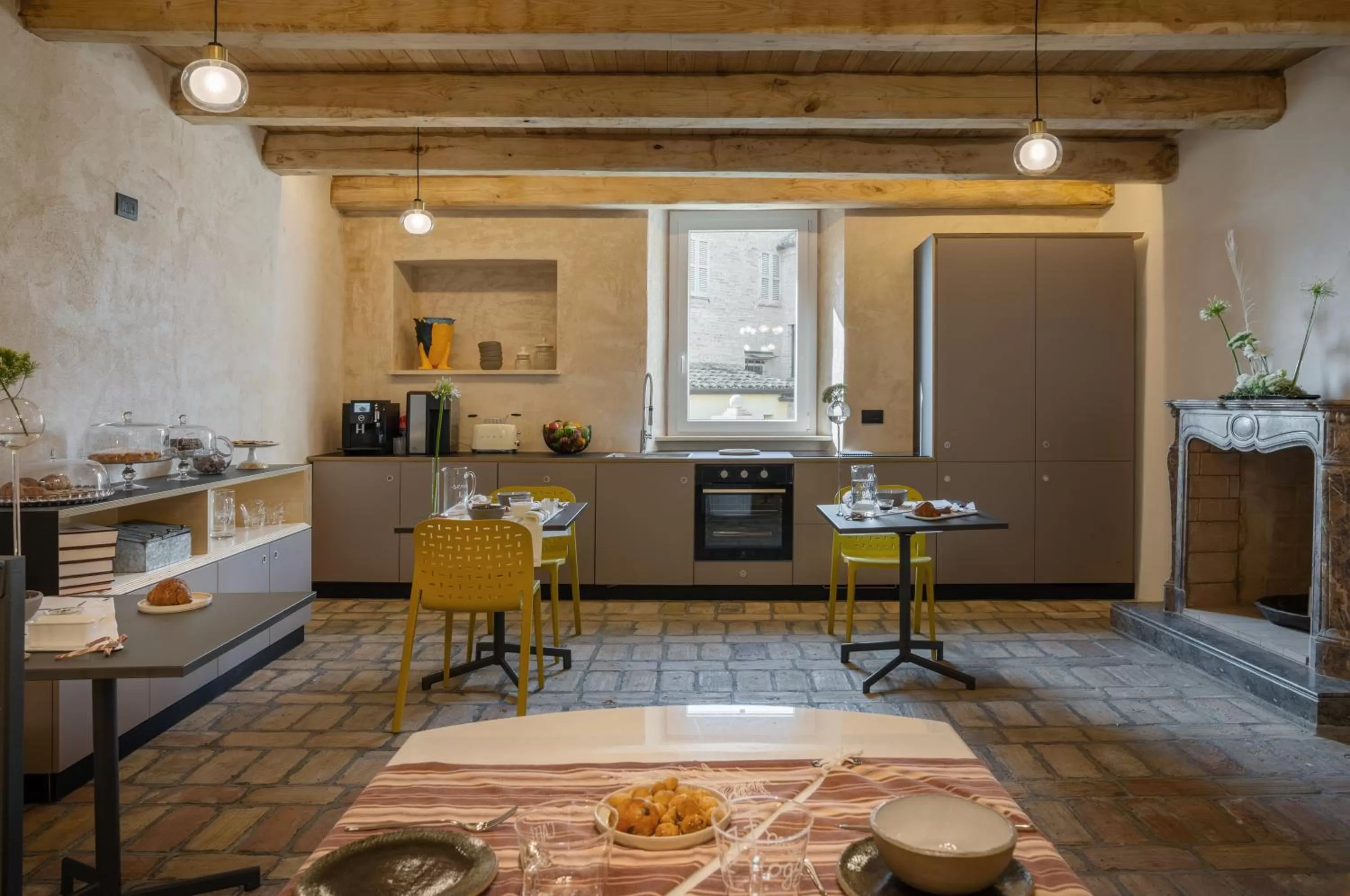 Communal kitchen in OGNISSANTI GuestHouse & Suites