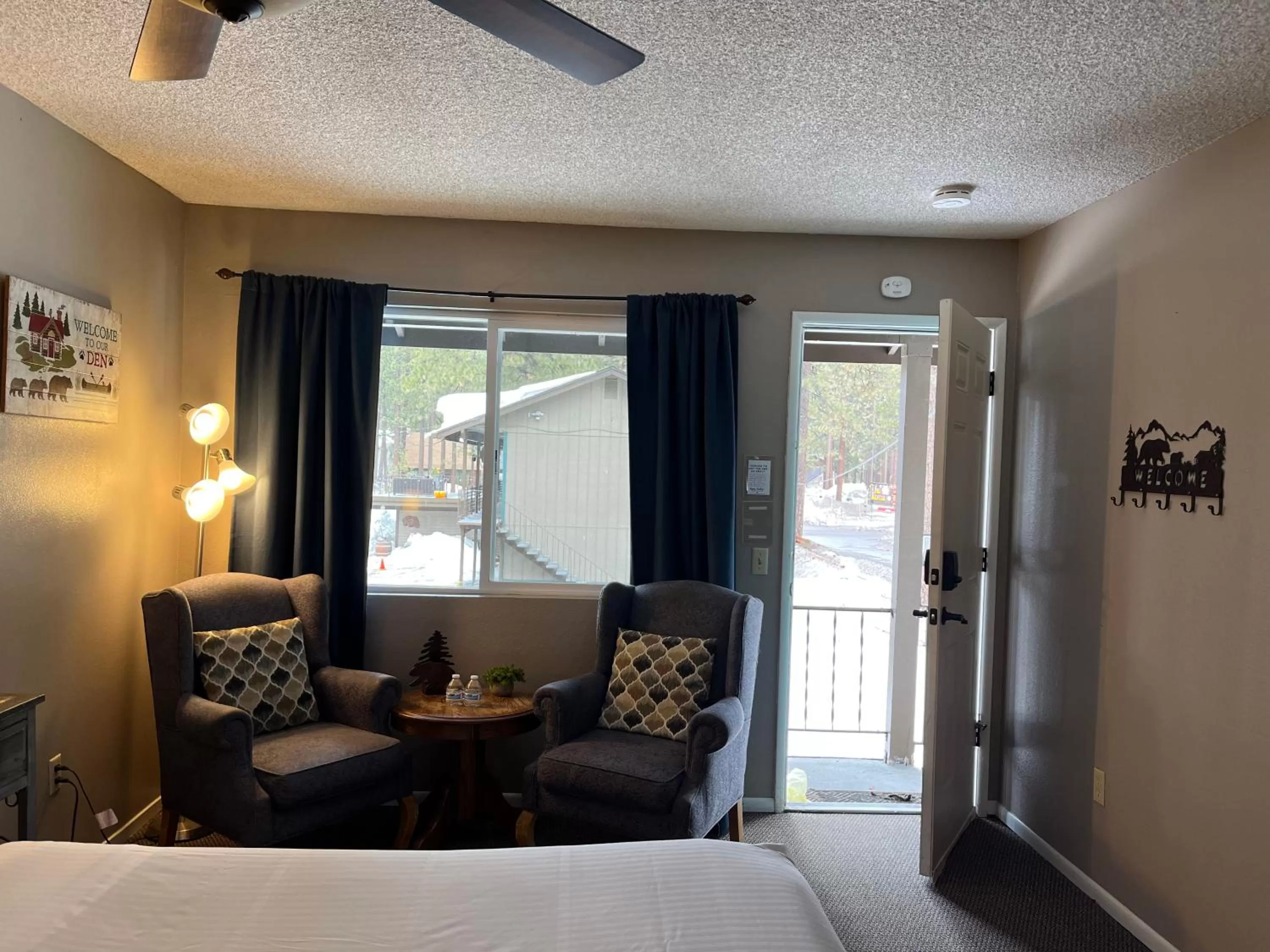 Seating area, Bed in The Alder Inn