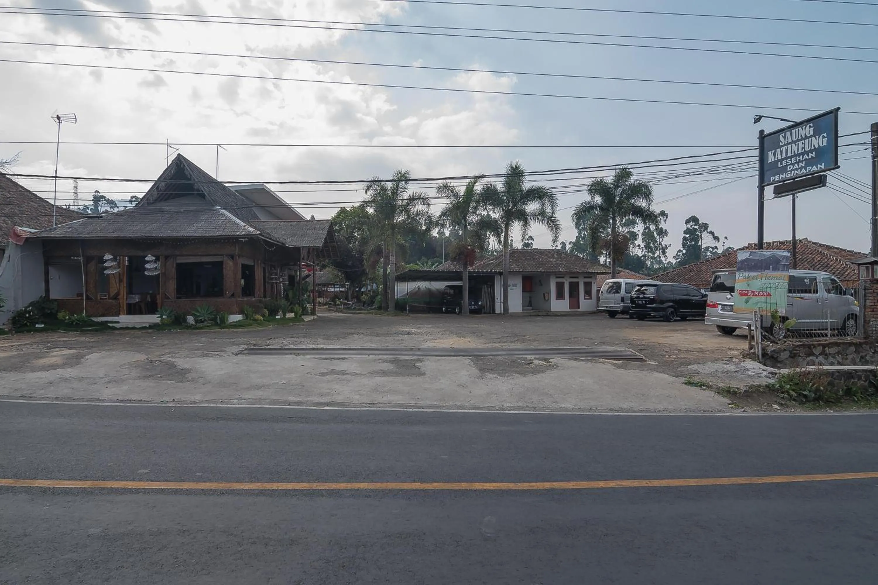 Facade/entrance in RedDoorz near Happy Farm Ciwidey