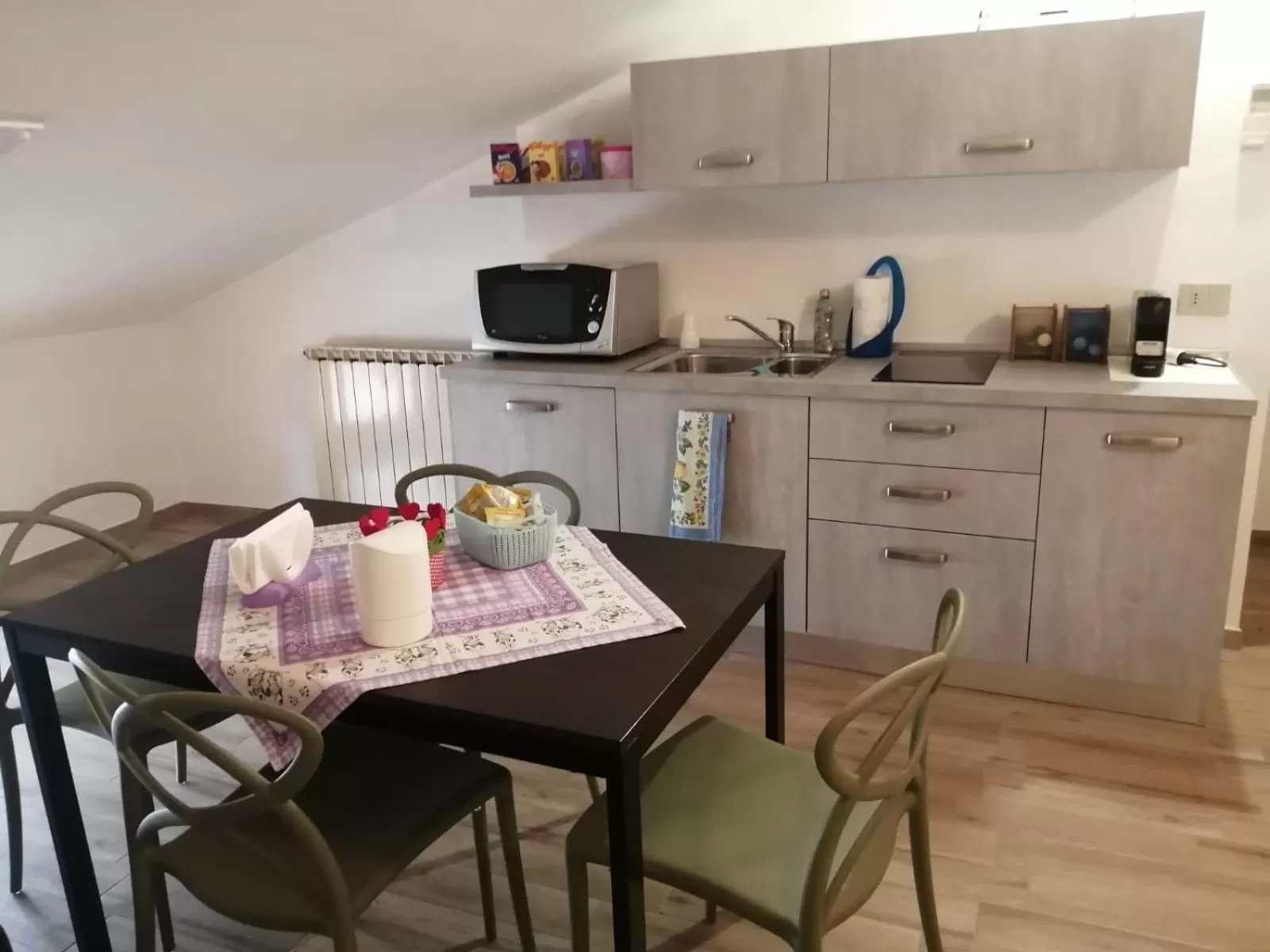 Communal kitchen, Dining Area in B&B I GEMELLI