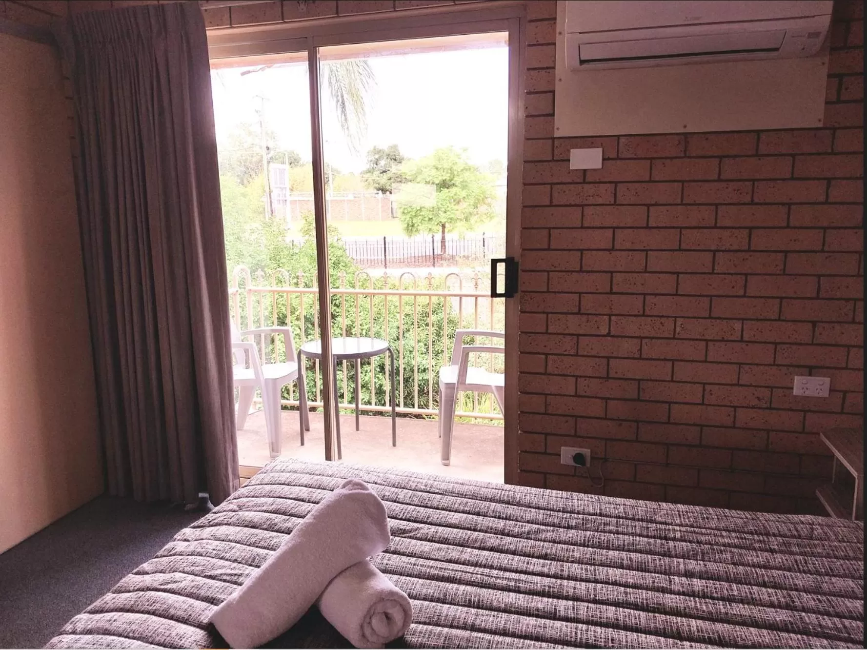 View (from property/room), Bed in Tallarook Motor Inn