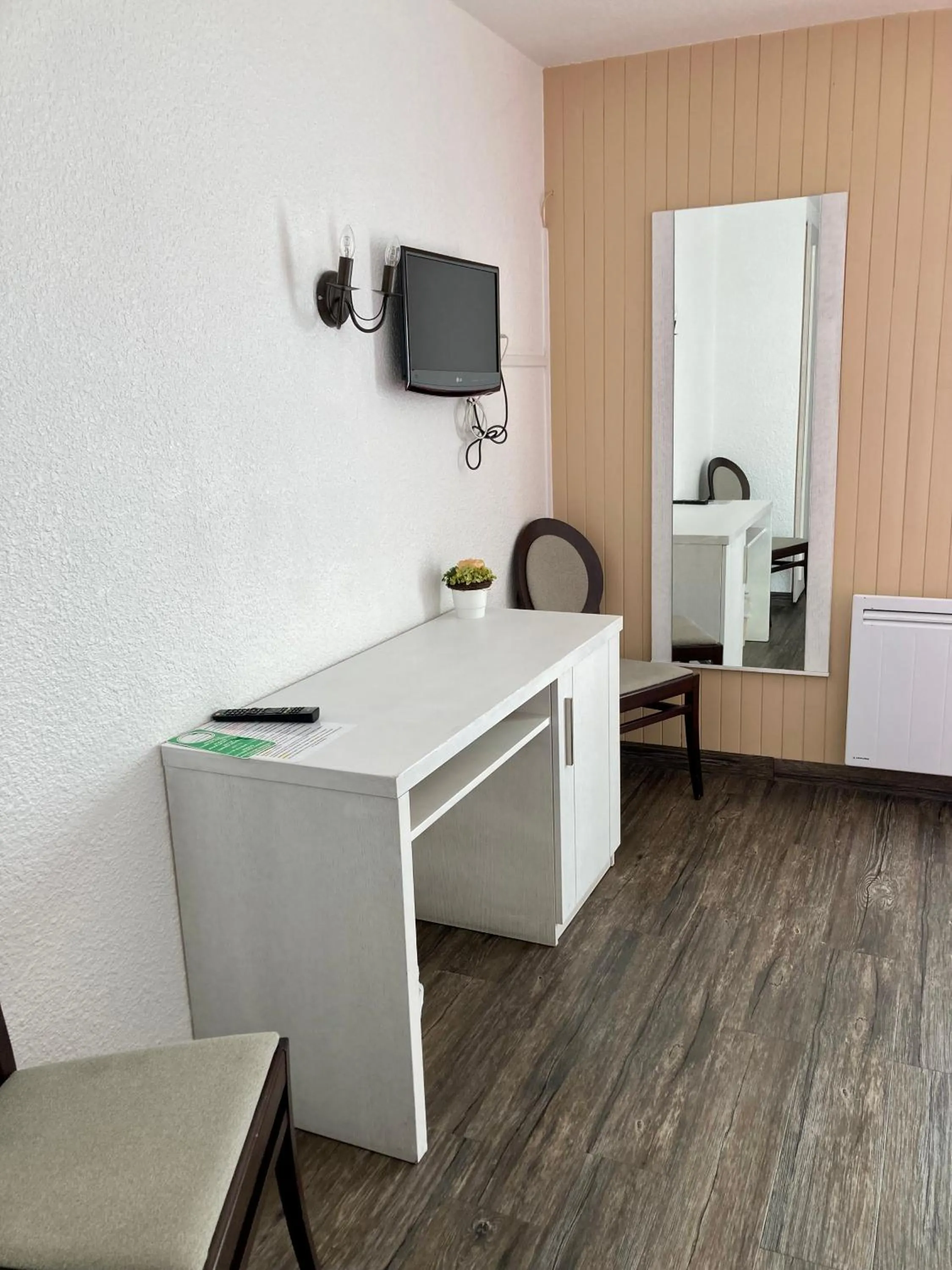 Photo of the whole room in Le Catinat Fleuri