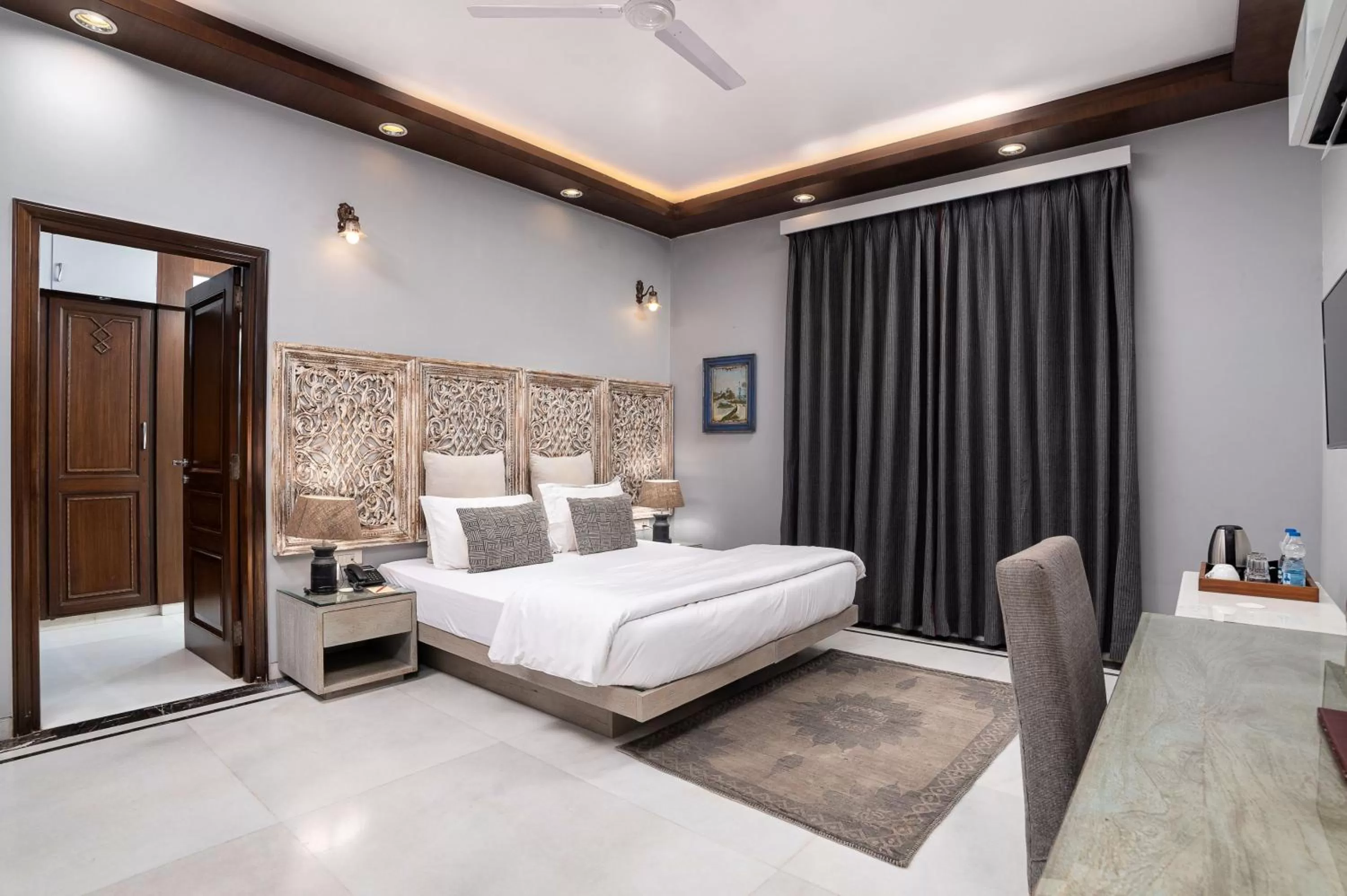 Bedroom, Bed in The Almond Tree