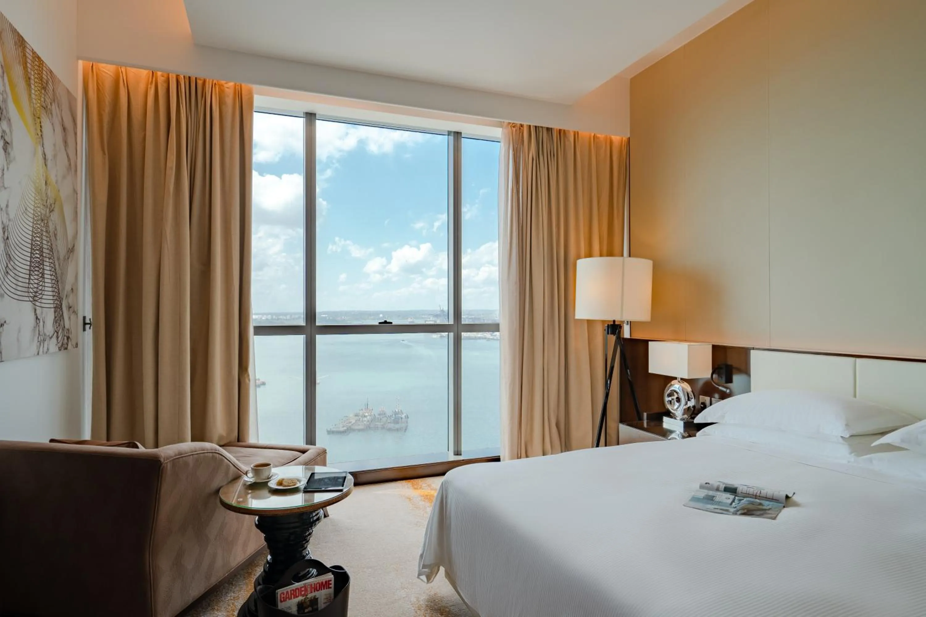 Bedroom, Bed in Johari Rotana