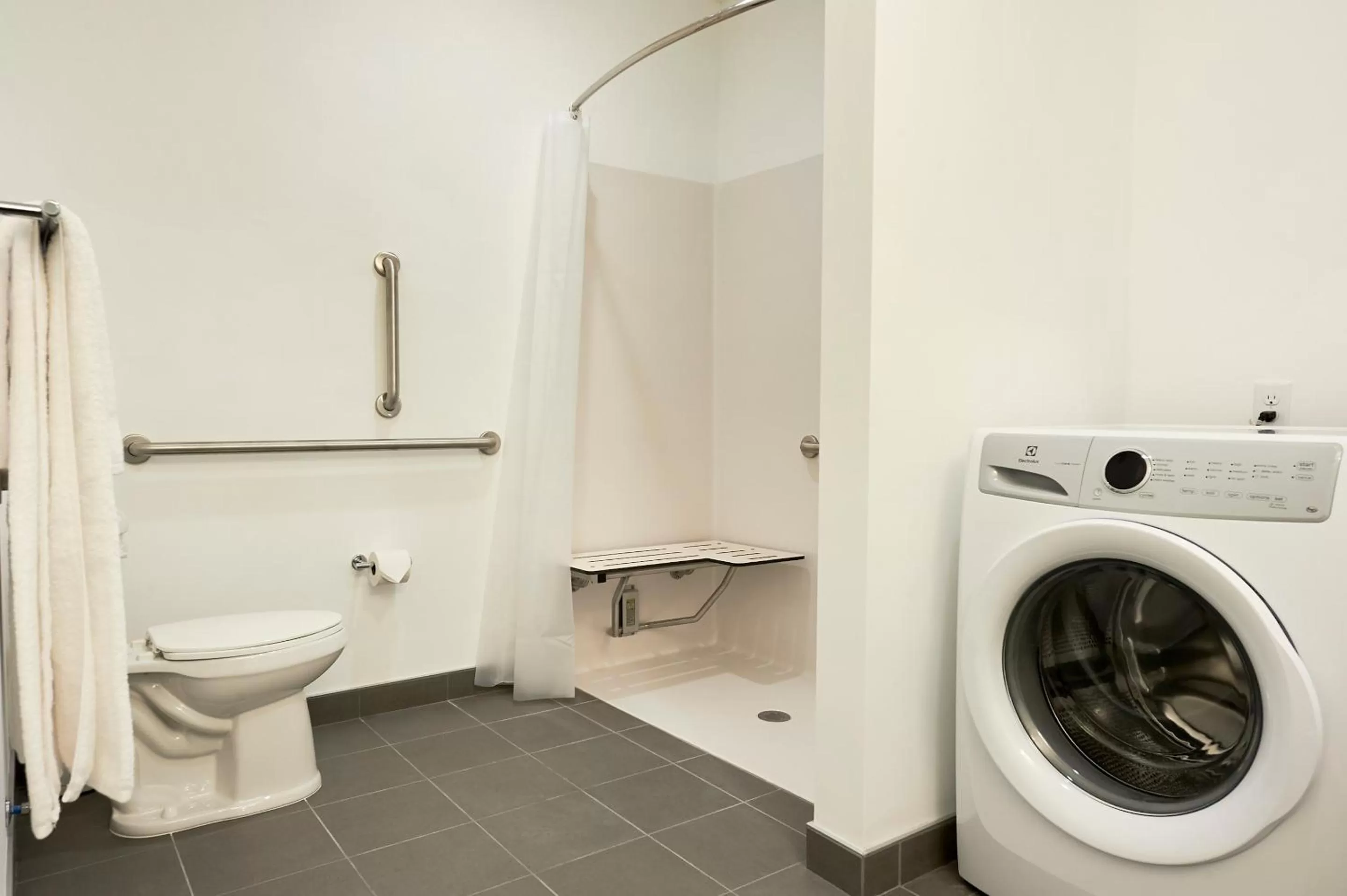 Living room, Bathroom in Sonder at MODI