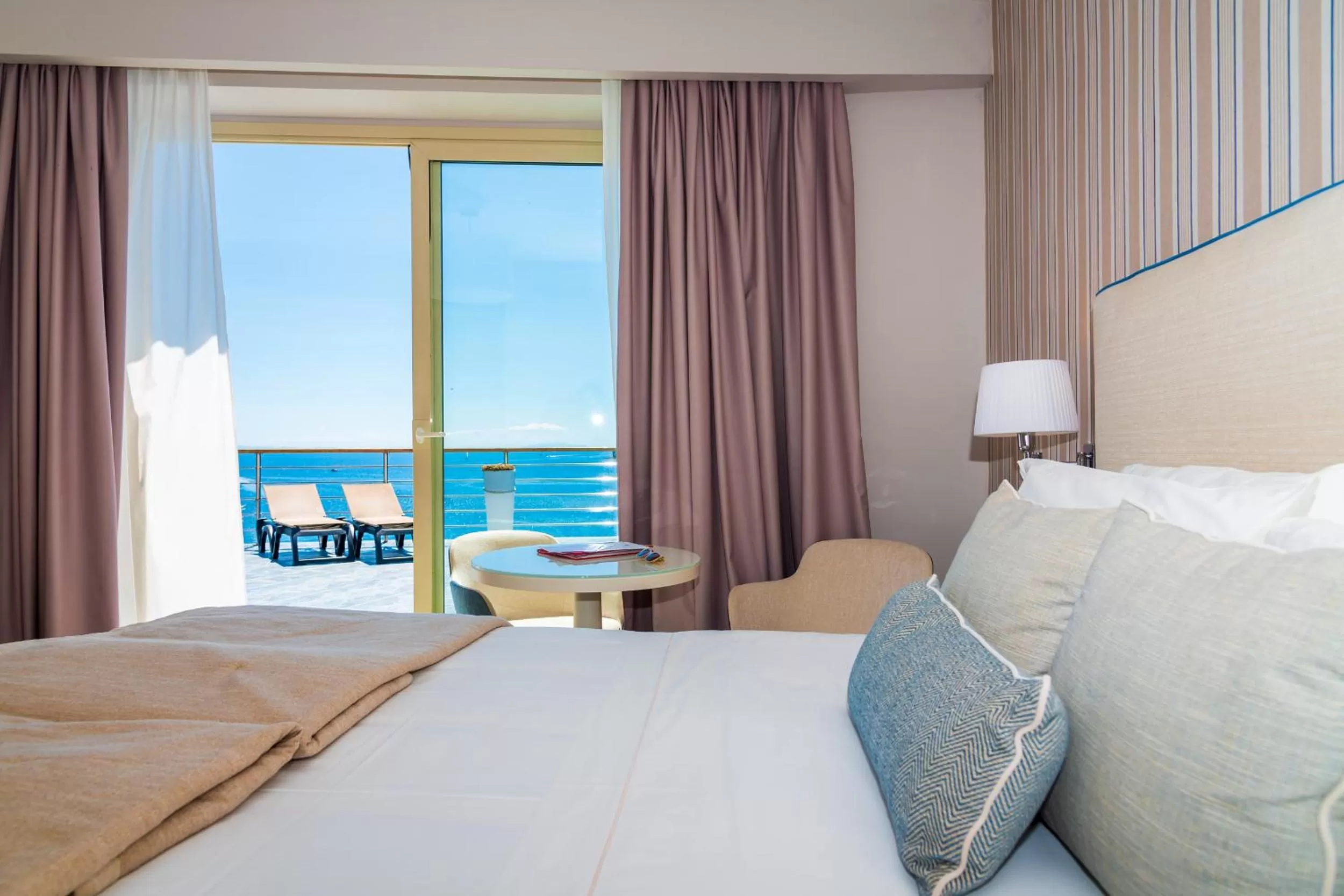 Balcony/Terrace, Bed in Hotel Plaza