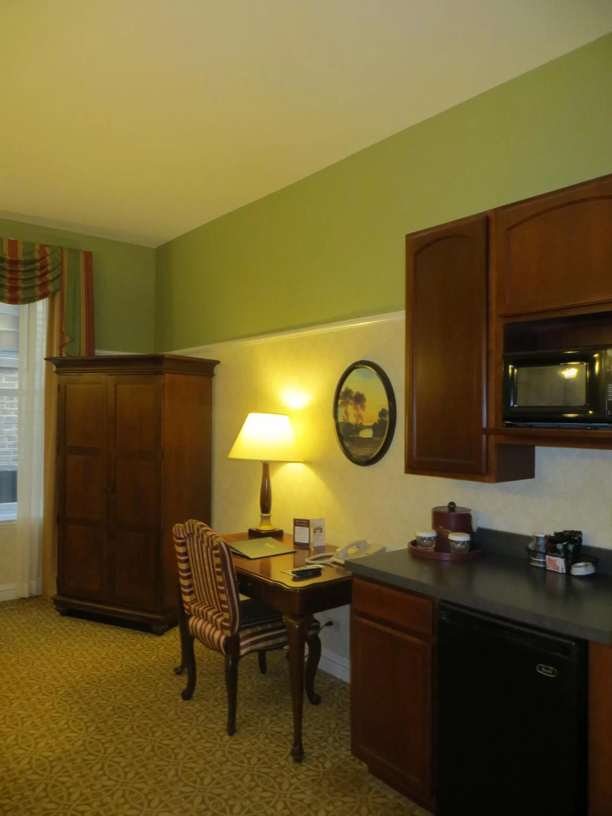 Kitchen or kitchenette in Carleton of Oak Park