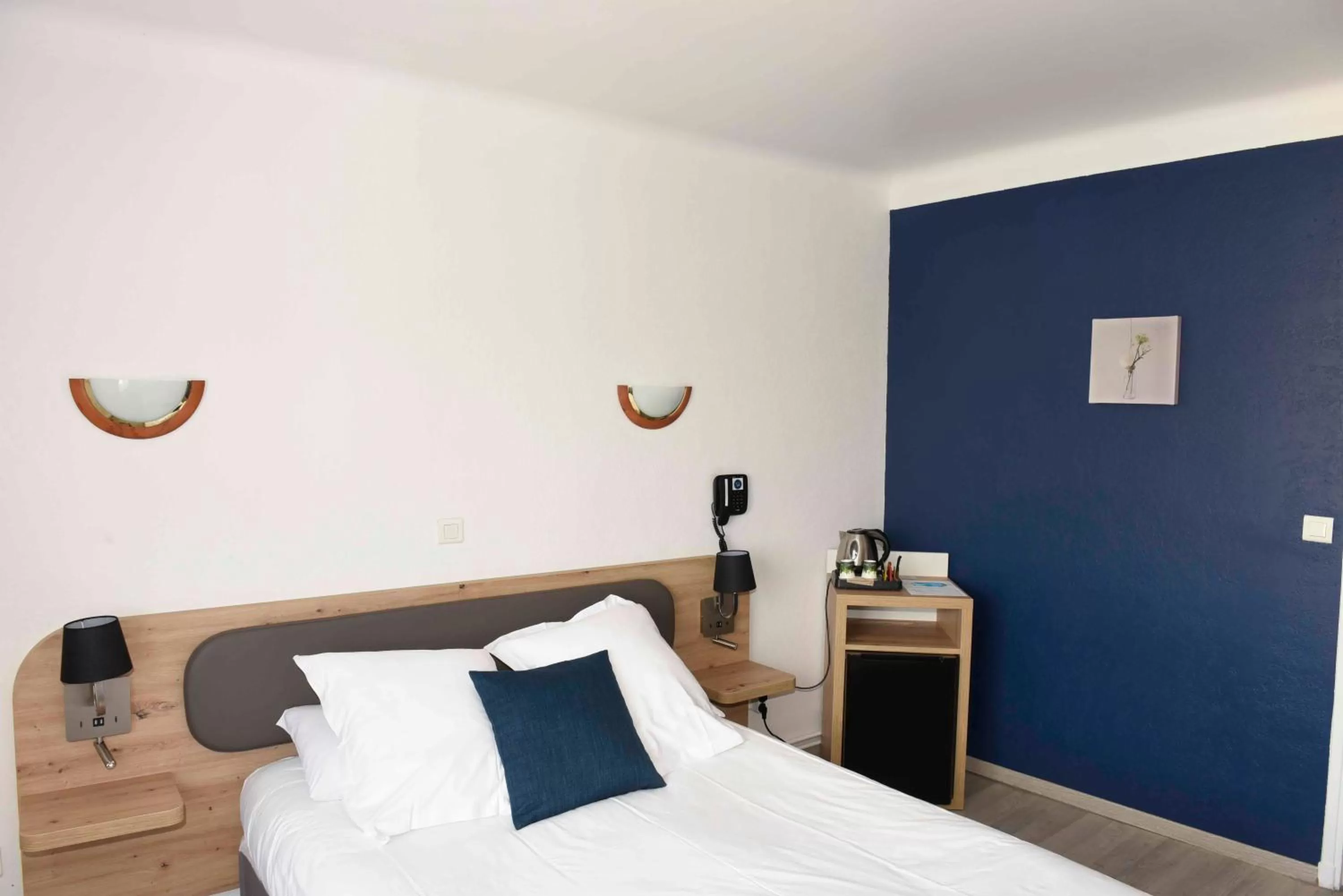 Photo of the whole room in Azur Hôtel