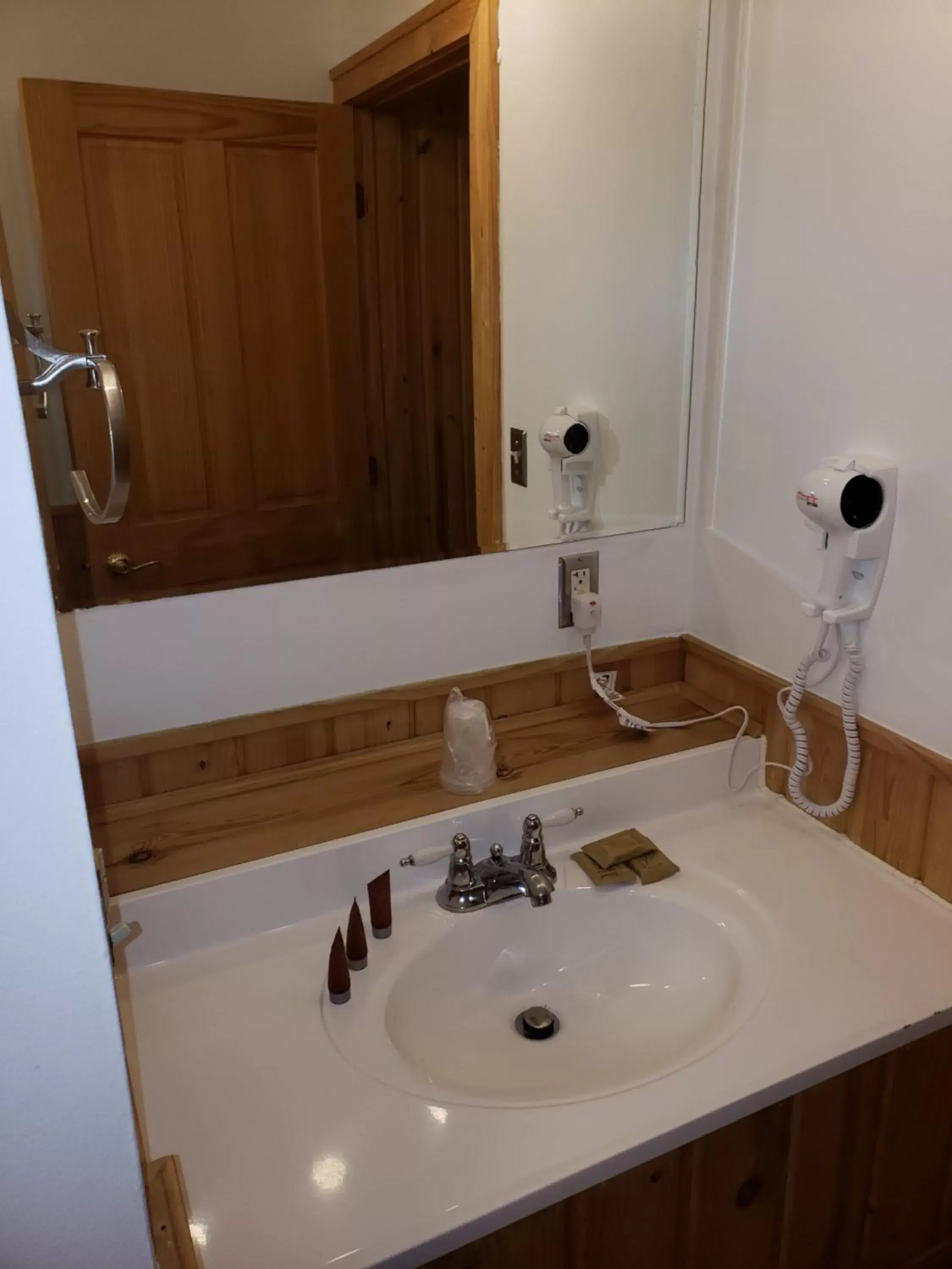 Deluxe Queen Room in Willard Munger Inn Deluxe Queen Room in Willard Munger Inn