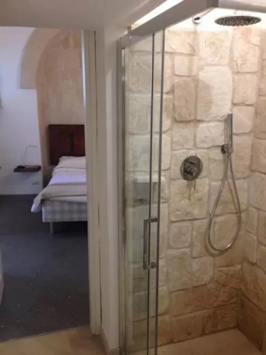 Bathroom in Le Malve Cave Retreat