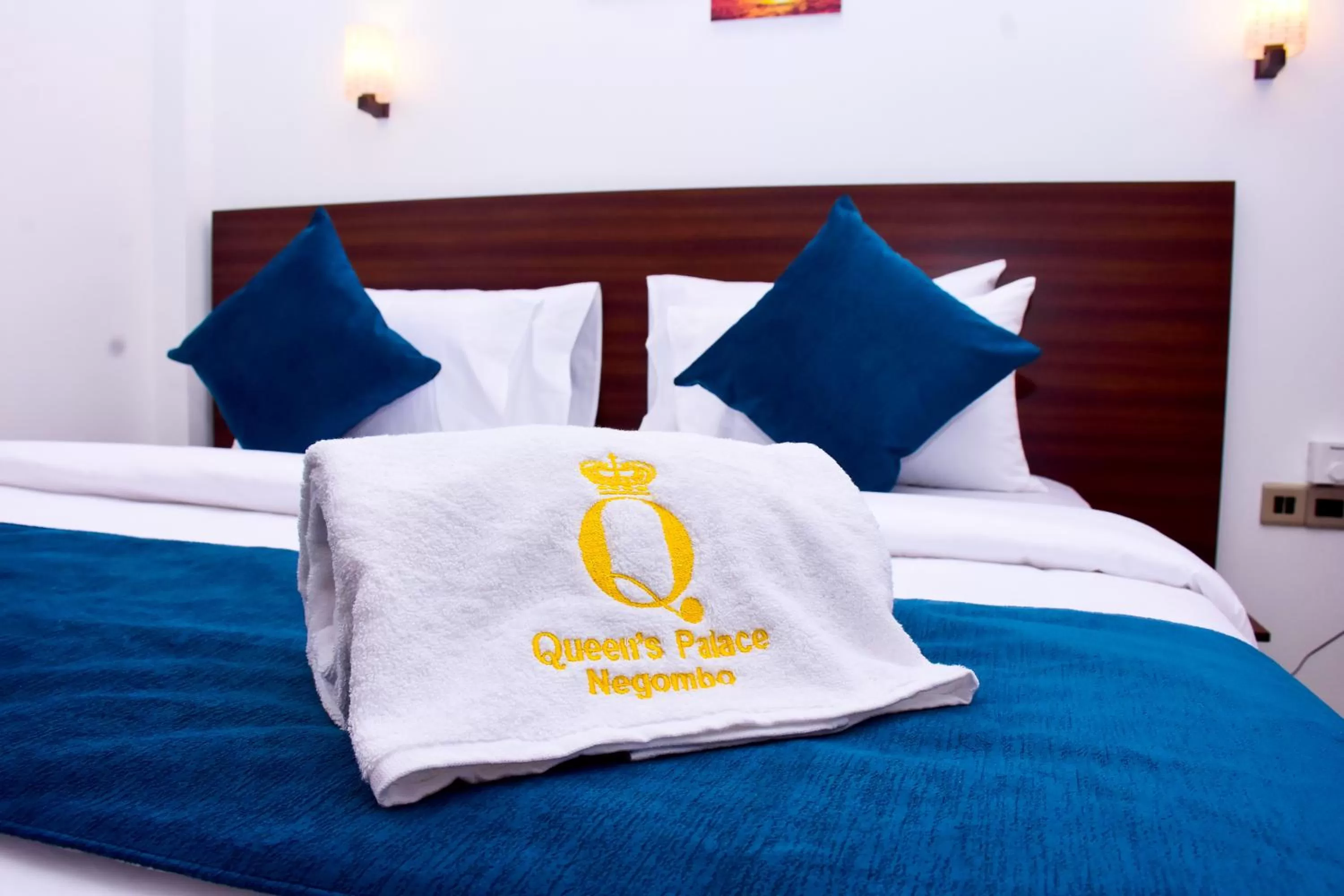 Bedroom, Bed in Negombo New Queen's Palace