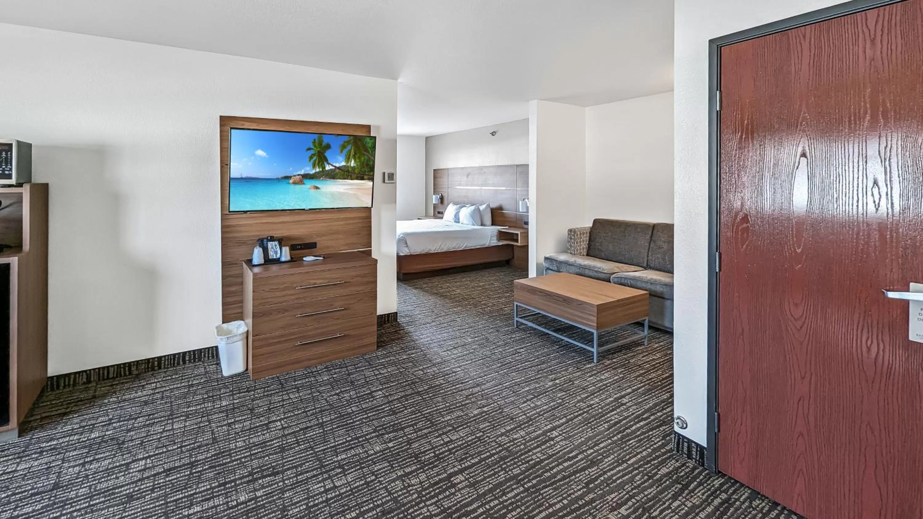 TV and multimedia, Bed in Estherville Hotel & Suites