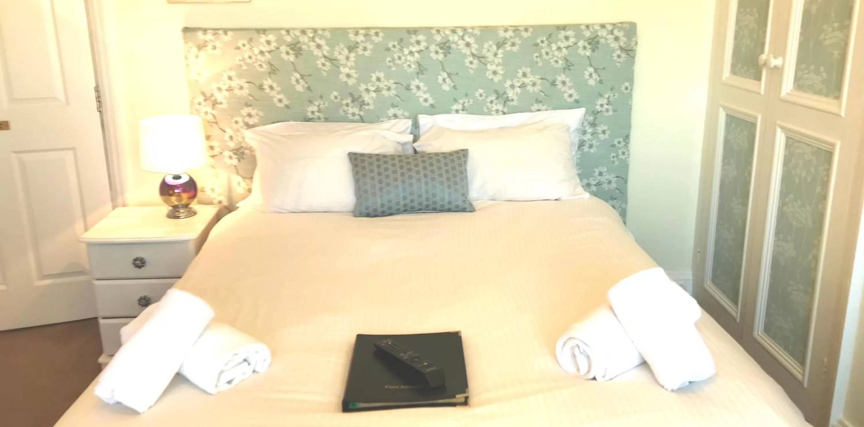 Bed in St. Raphael Guest House