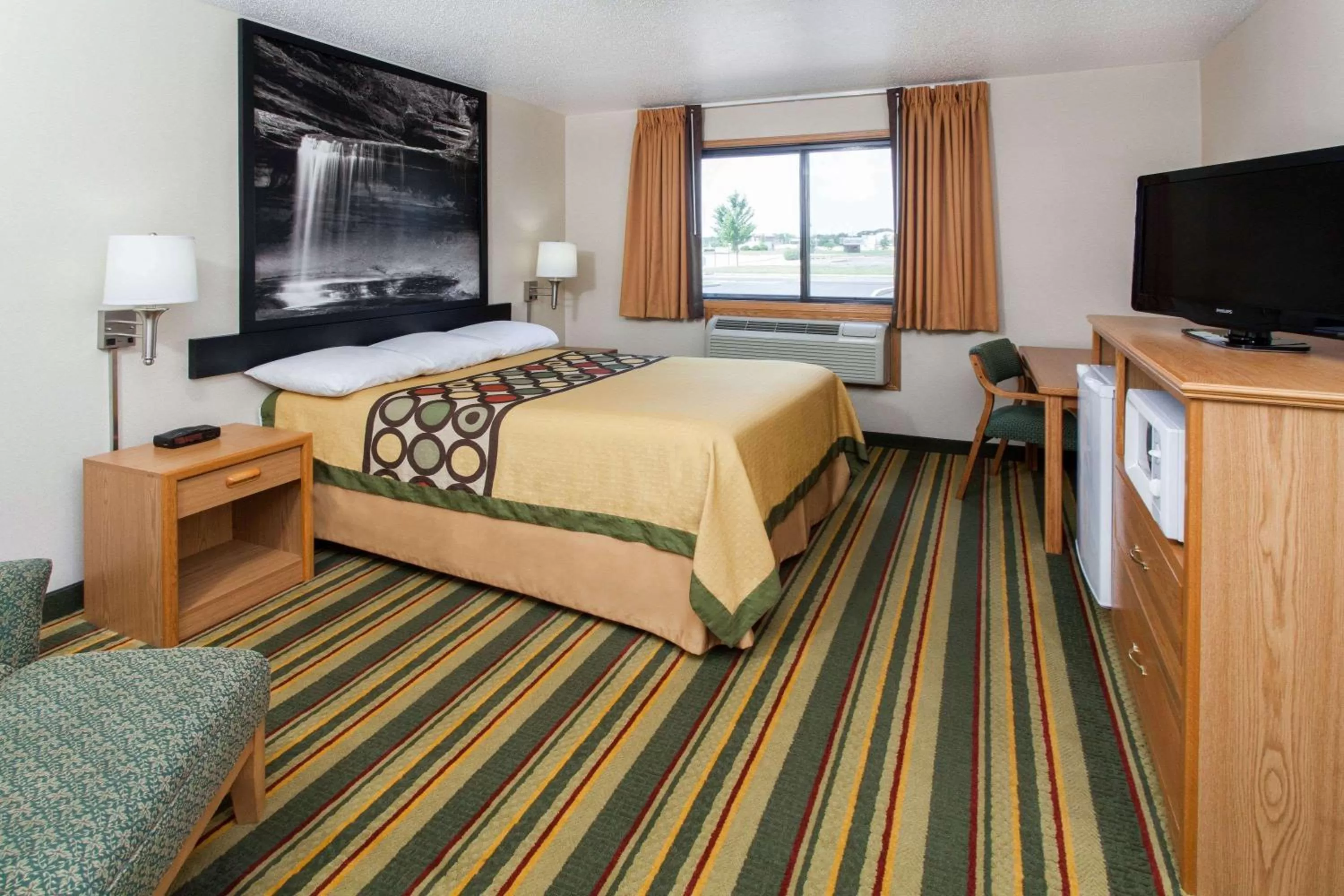 Photo of the whole room in Super 8 by Wyndham Ottawa Starved Rock