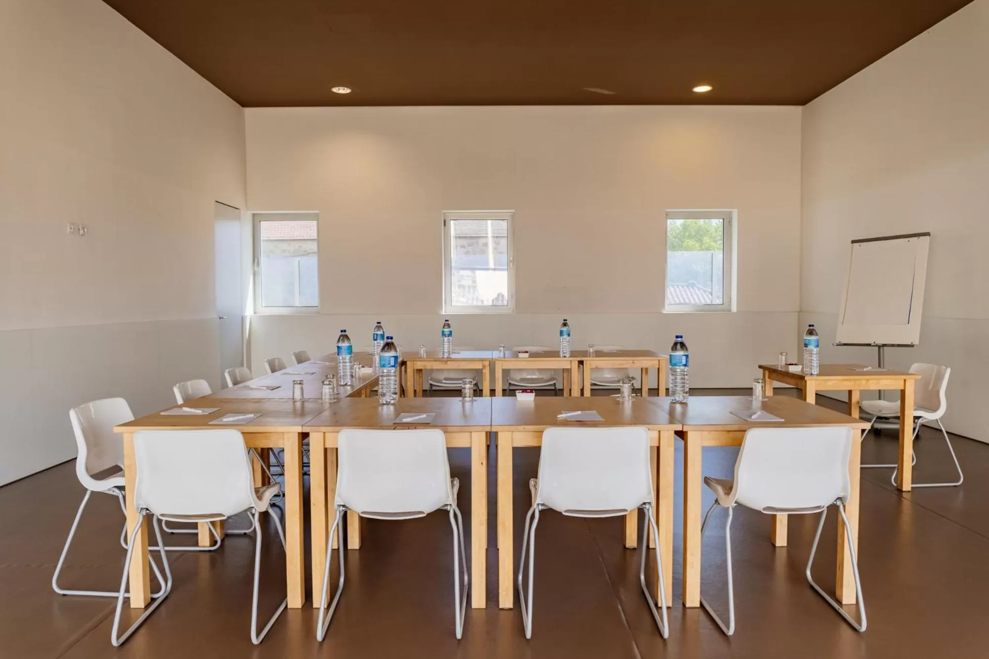 Area and facilities in Basic Braga by Axis