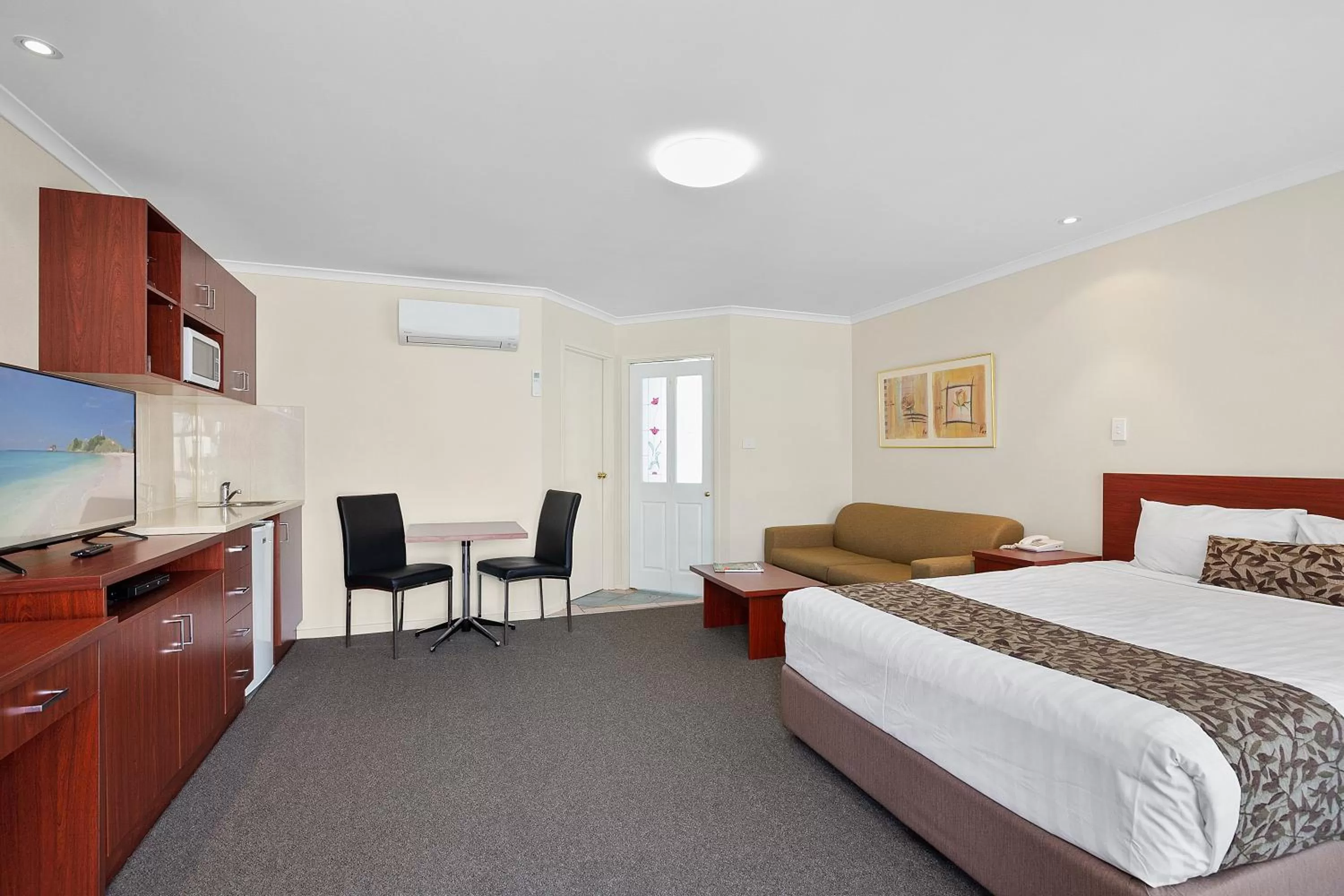 Bedroom, Bed in Thunderbird Motel Yass