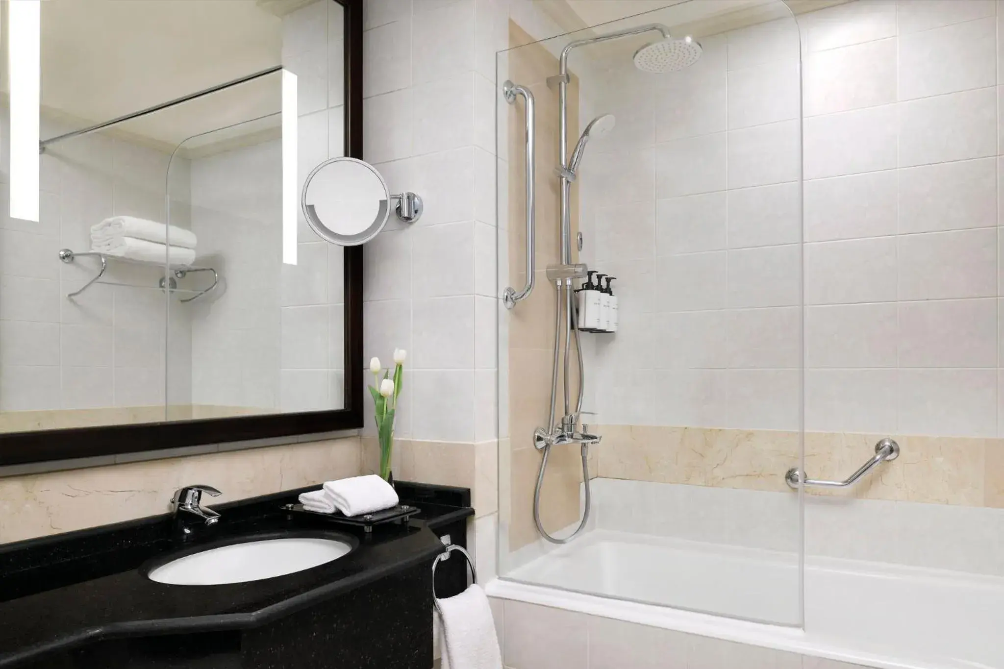 Classic King Room in InterContinental Dar Al Iman Madinah by IHG Classic King Room in InterContinental Dar Al Iman Madinah by IHG