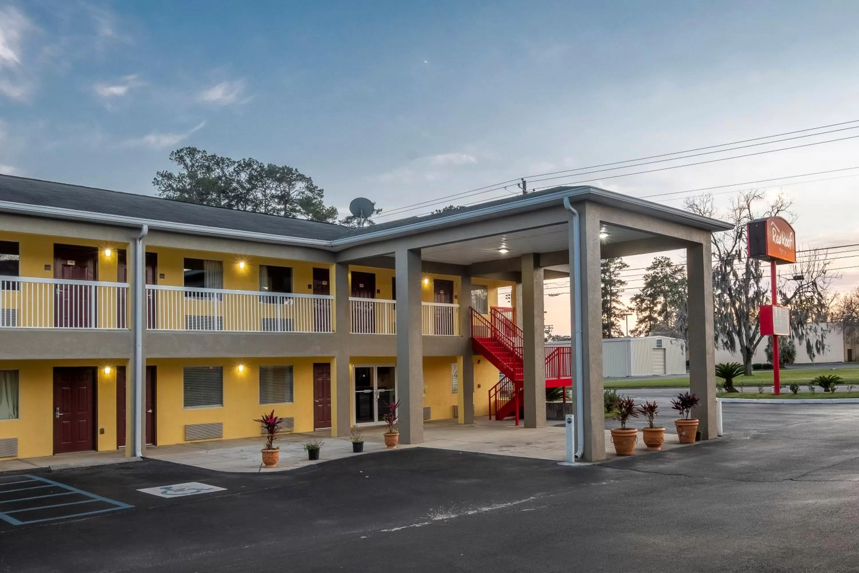 Property building in Red Roof Inn Valdosta - University