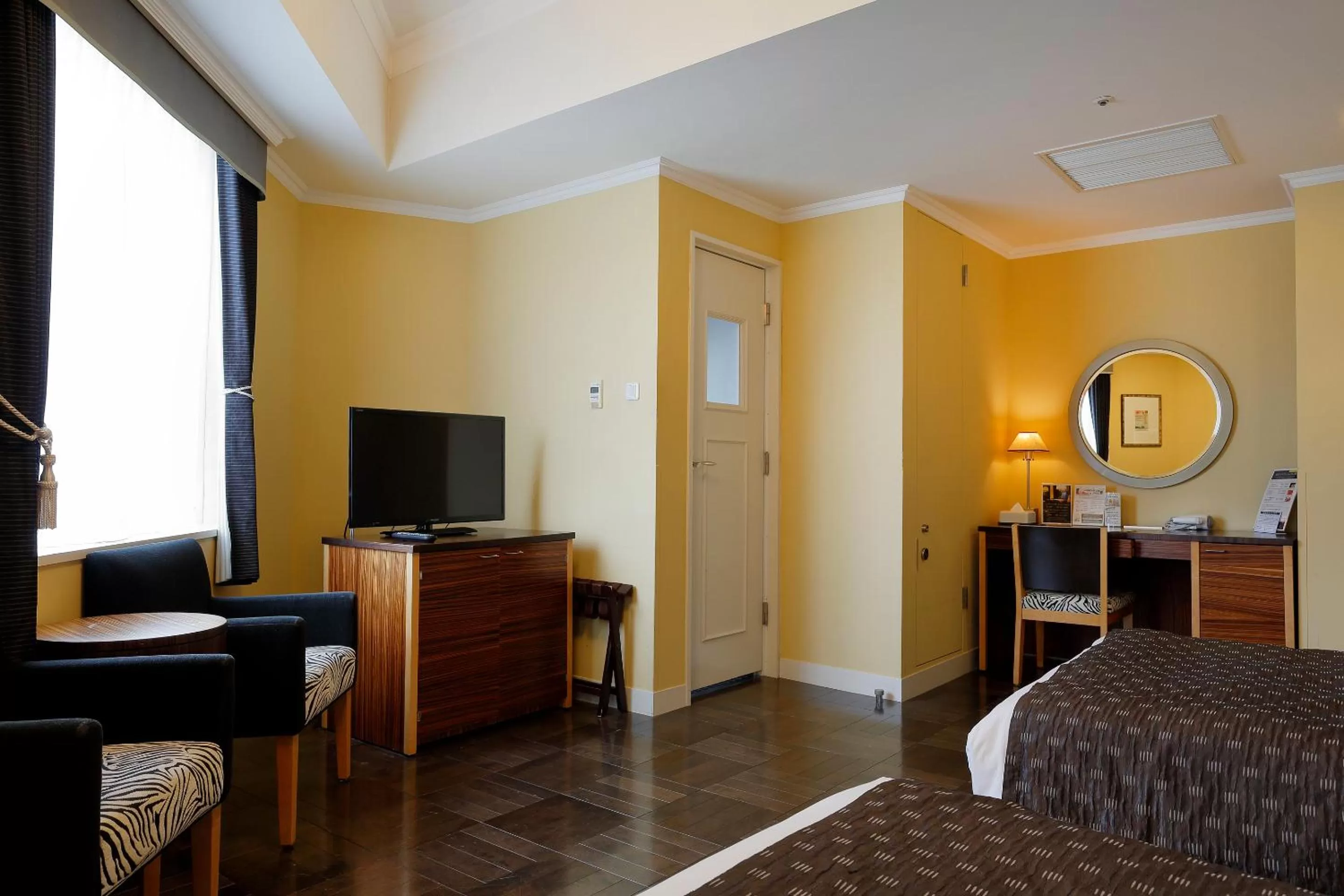 Photo of the whole room, Bed in Hotel Monterey La Soeur Fukuoka