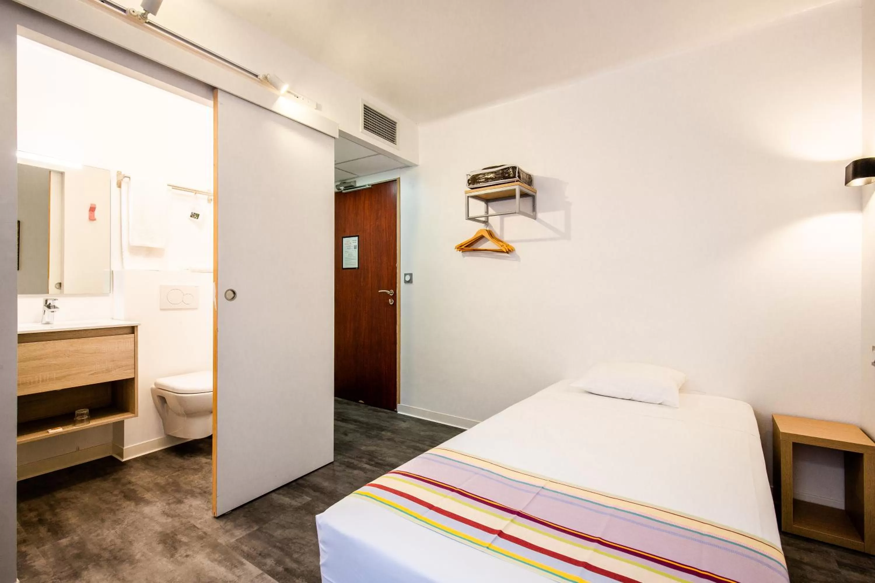 Bed in Hôtel PB - Paris-Barcelone