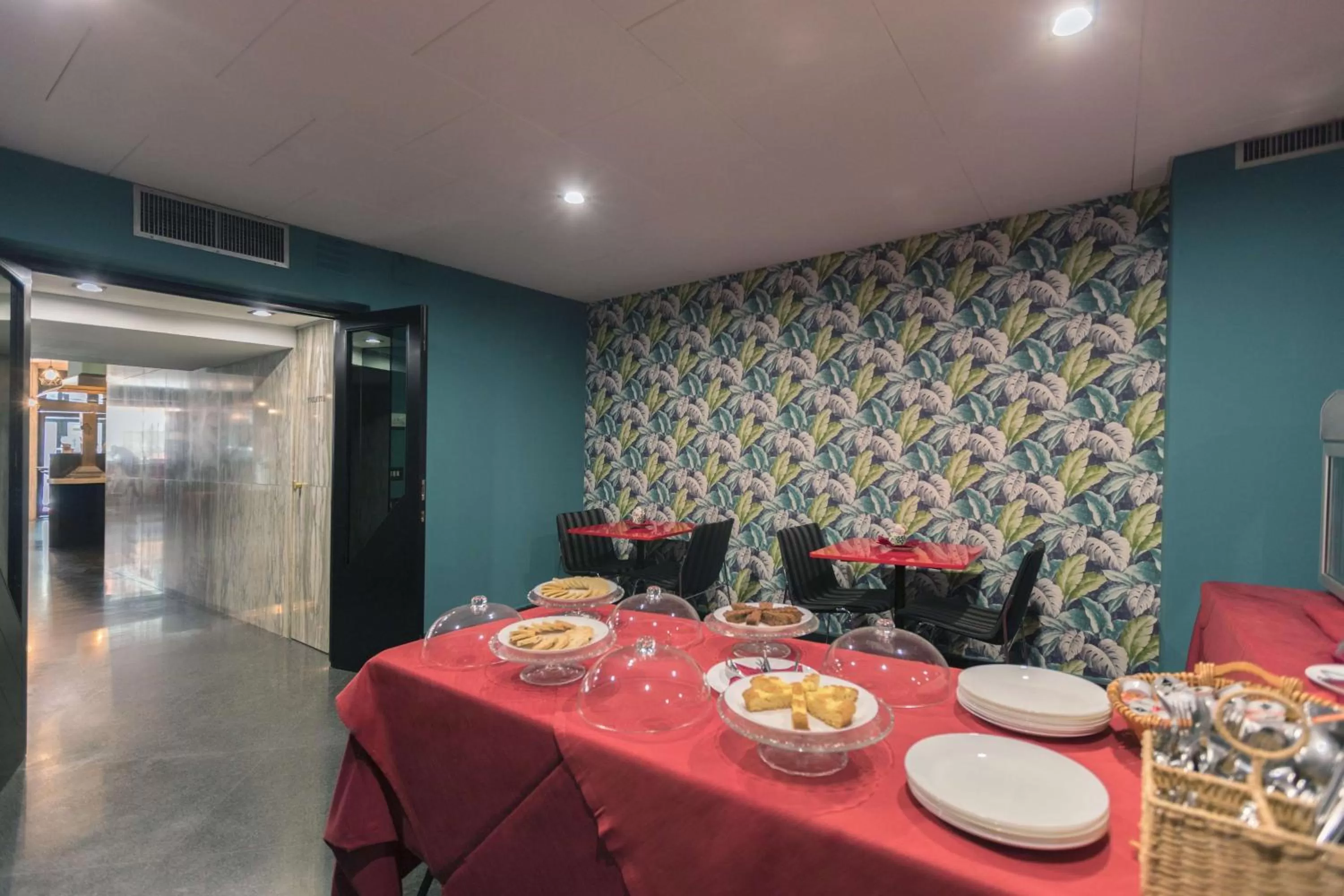 Restaurant/places to eat in Executive Business Hotel