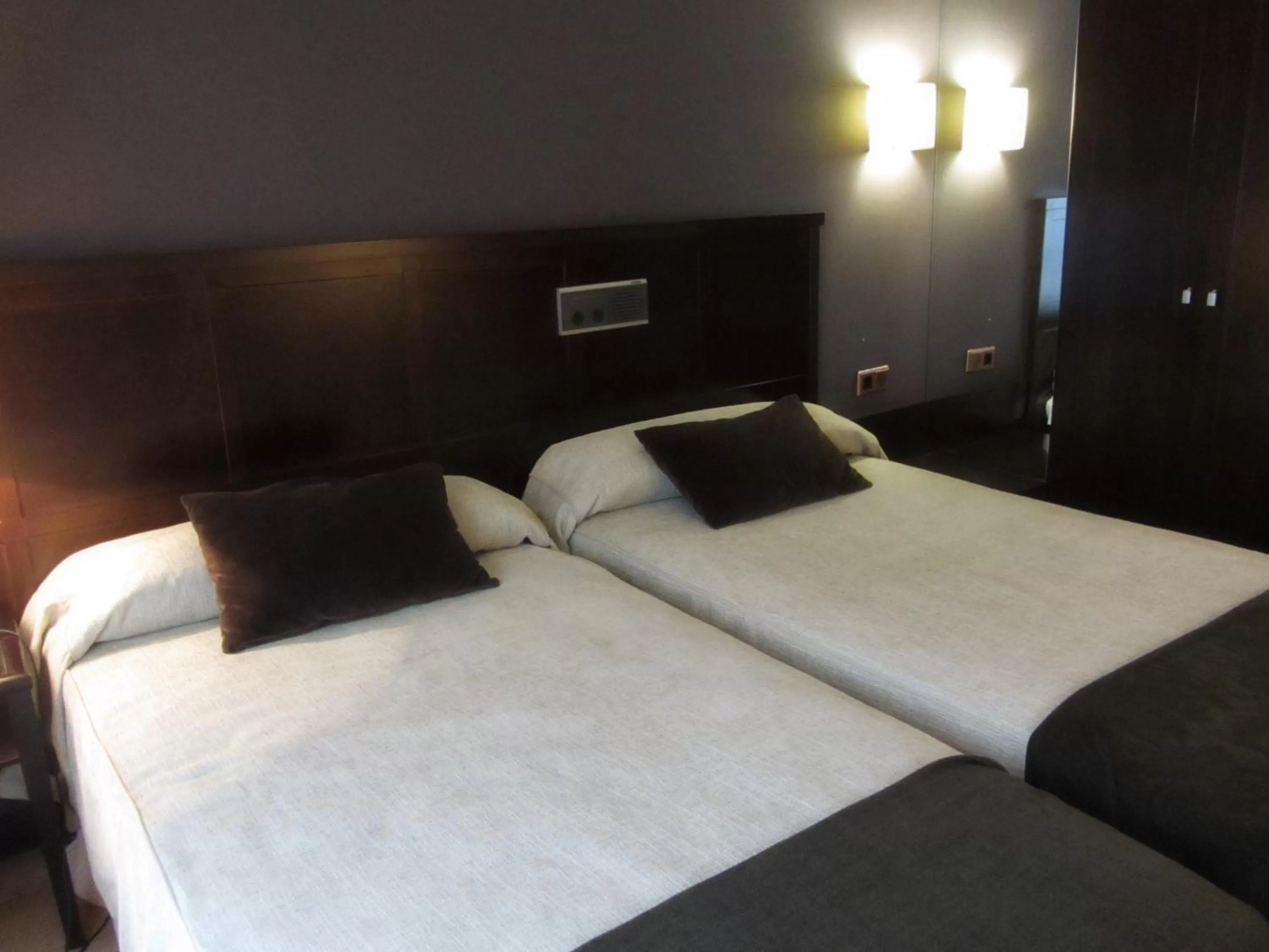 Photo of the whole room in Hotel Villa de Utrillas