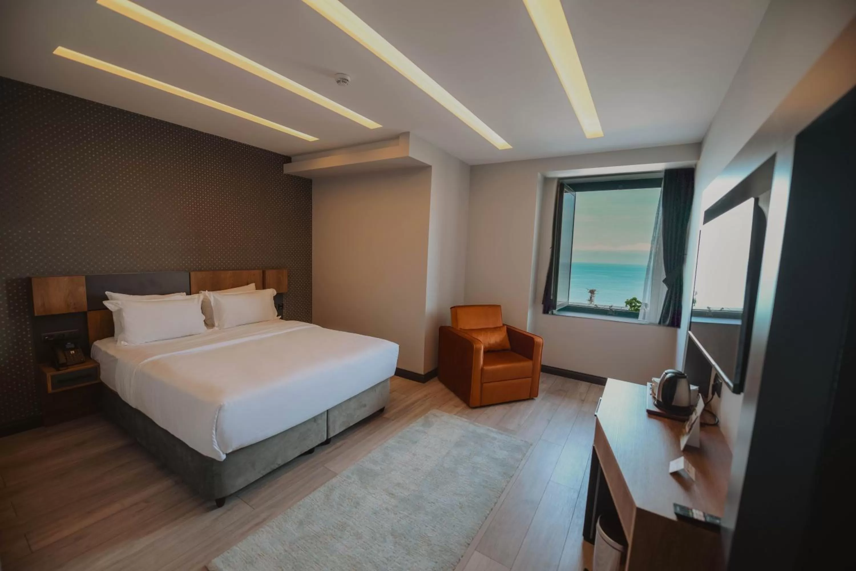 Photo of the whole room, Bed in Peerless Villas Hotel