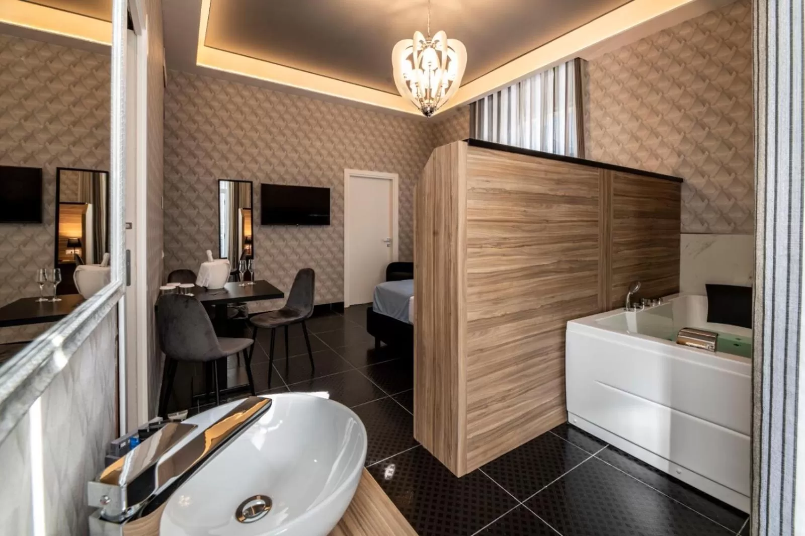 Hot Tub in Sole Luxury Bed and Breakfast