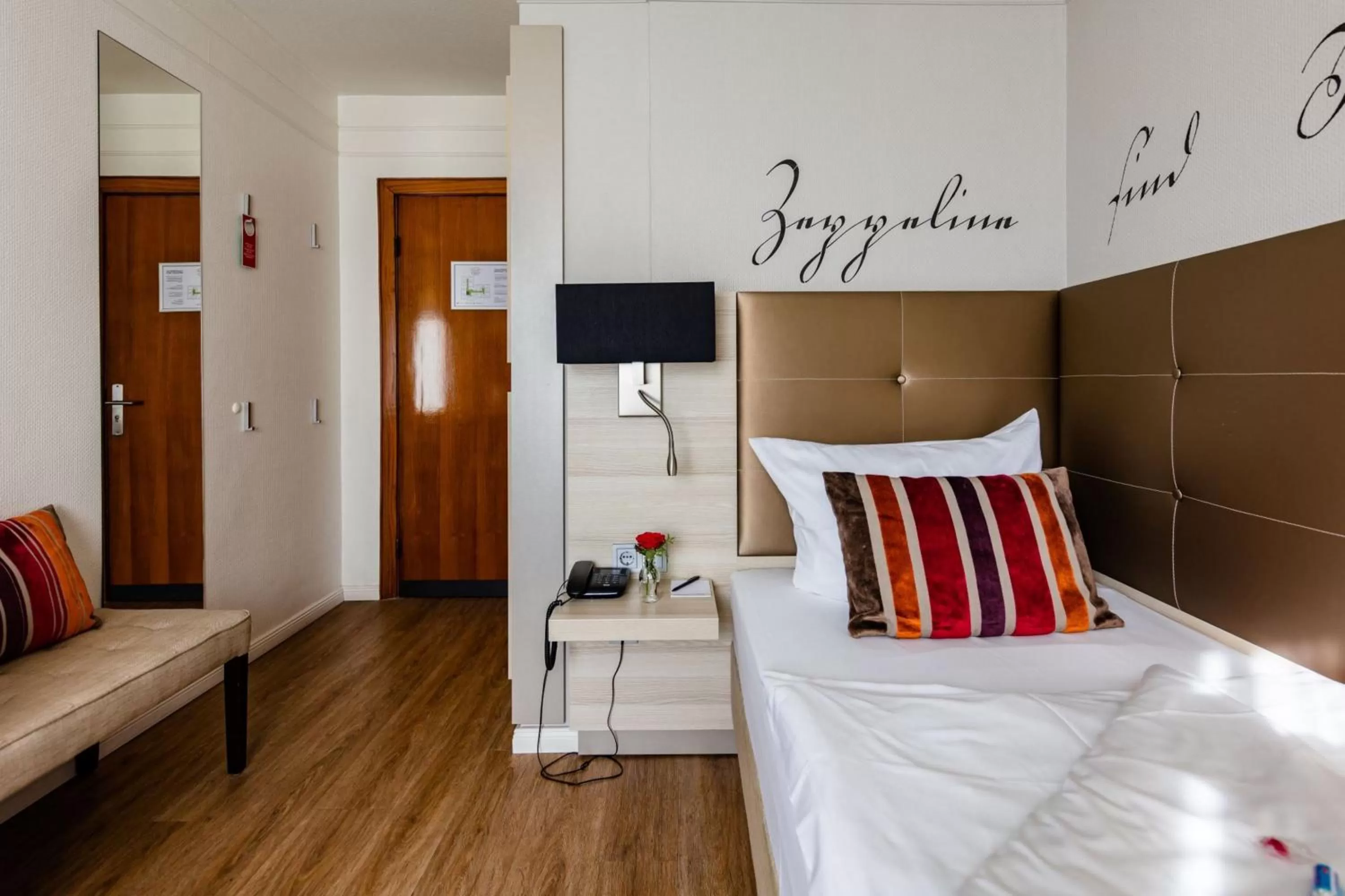 Bed in Hotel Zum Zeppelin Hamburg