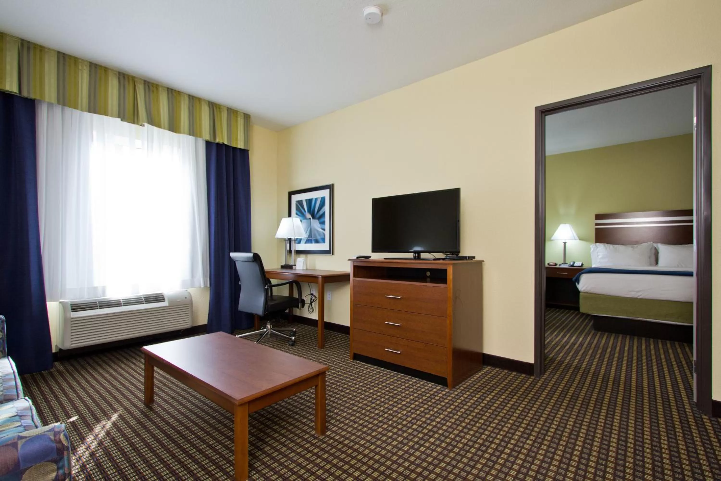 Photo of the whole room, Bed in Holiday Inn Express and Suites Denver East Peoria Street by IHG