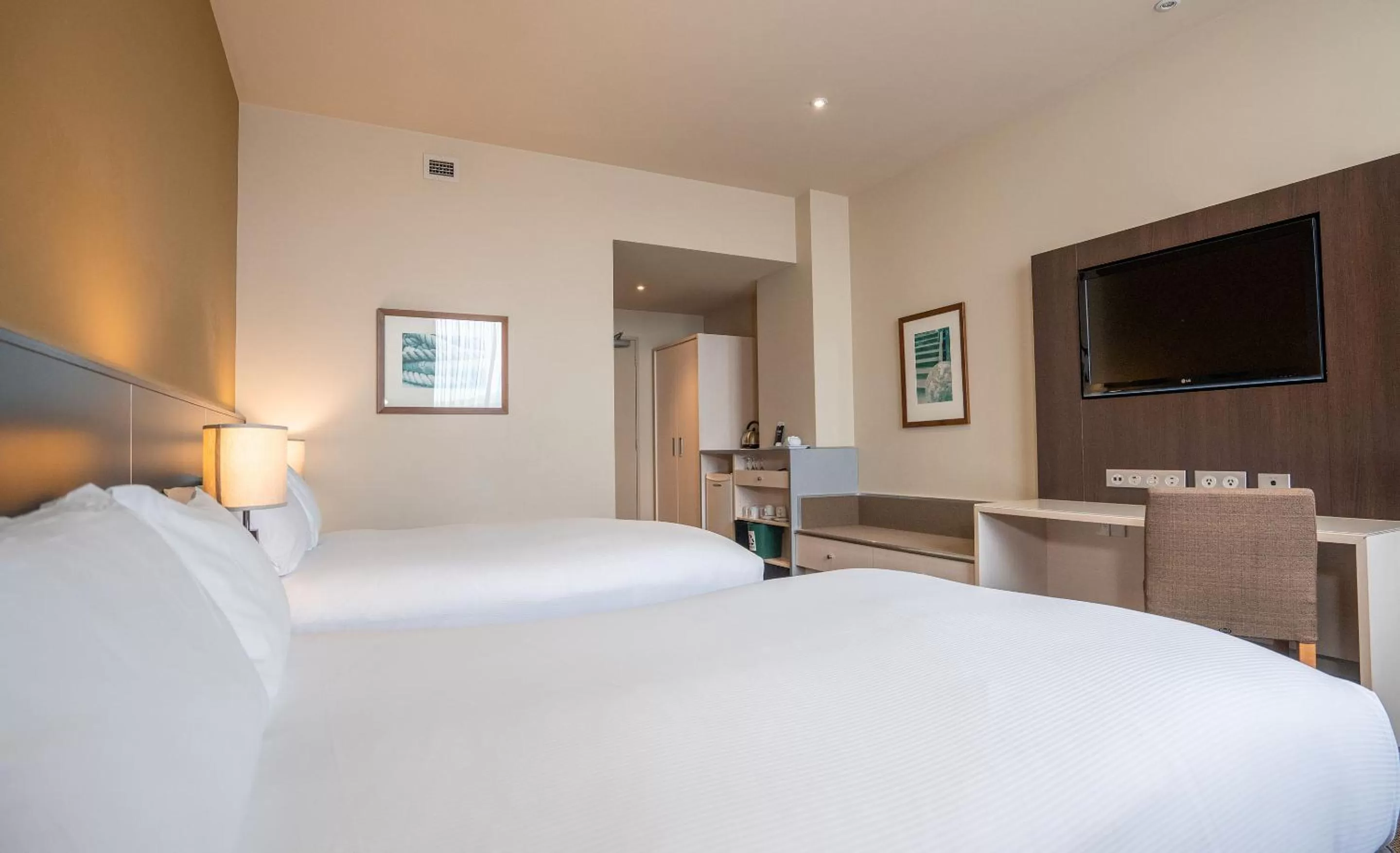 Bed in Scenic Hotel Dunedin City