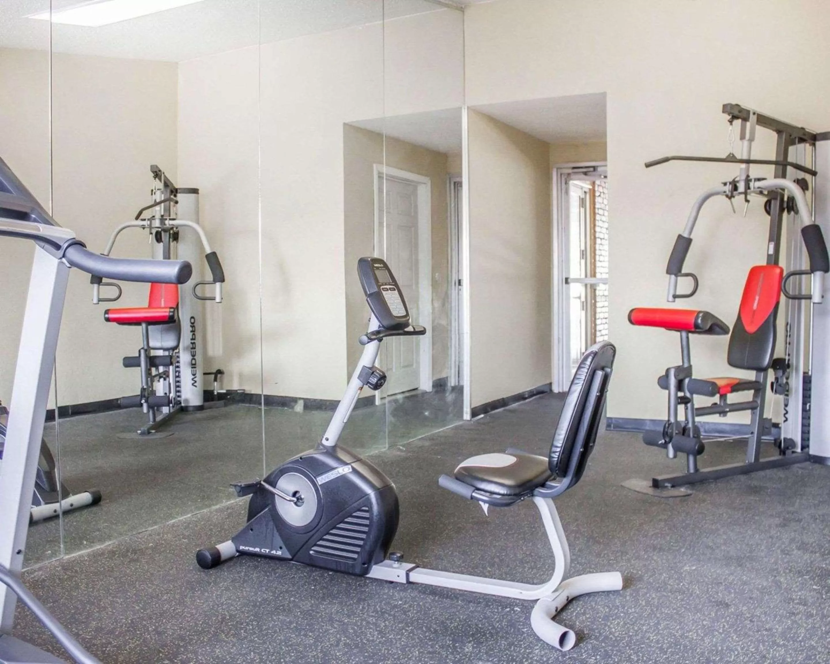 Fitness centre/facilities in Rodeway Inn Huntington Station - Melville