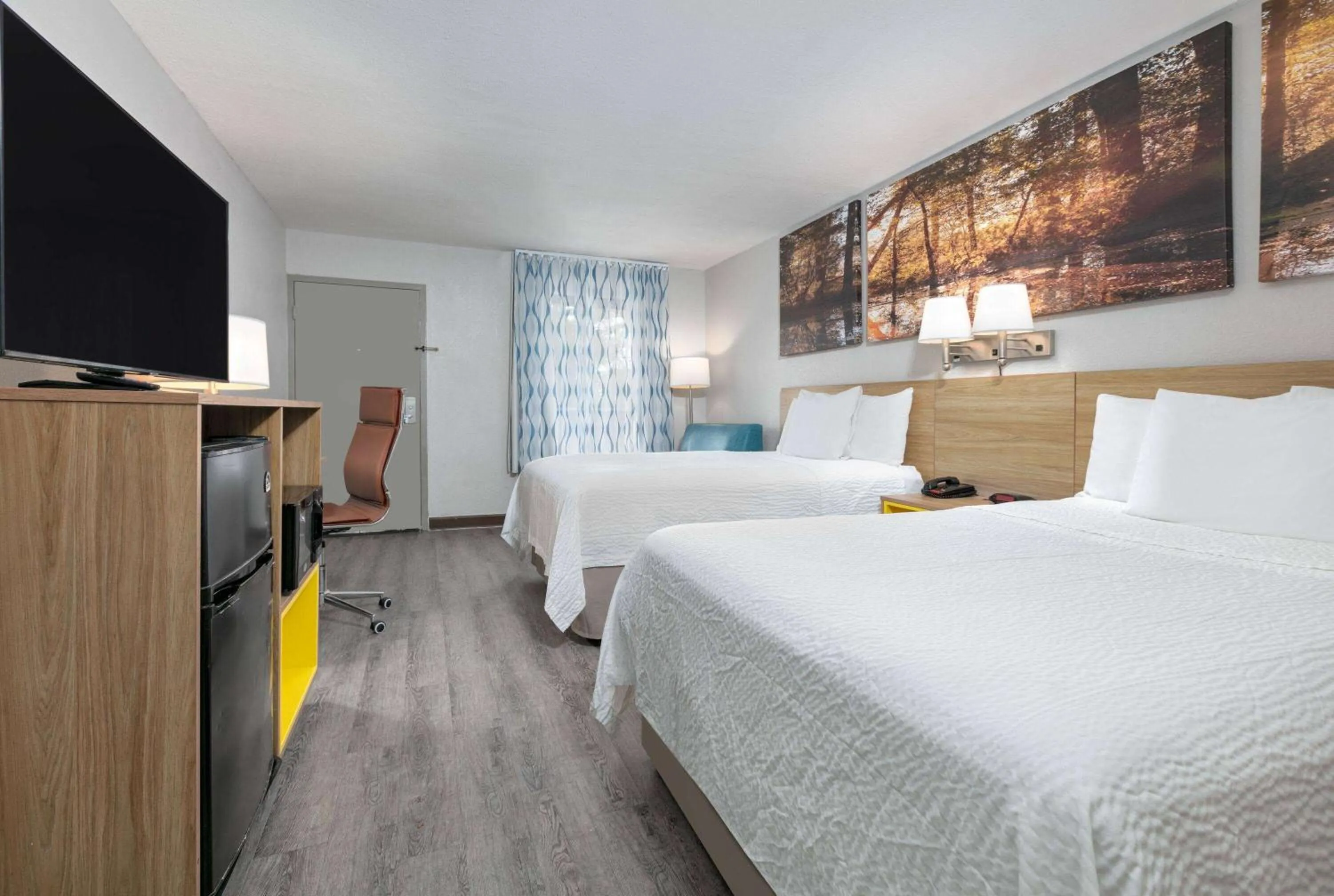 Photo of the whole room, Bed in Days Inn by Wyndham Greenville MS