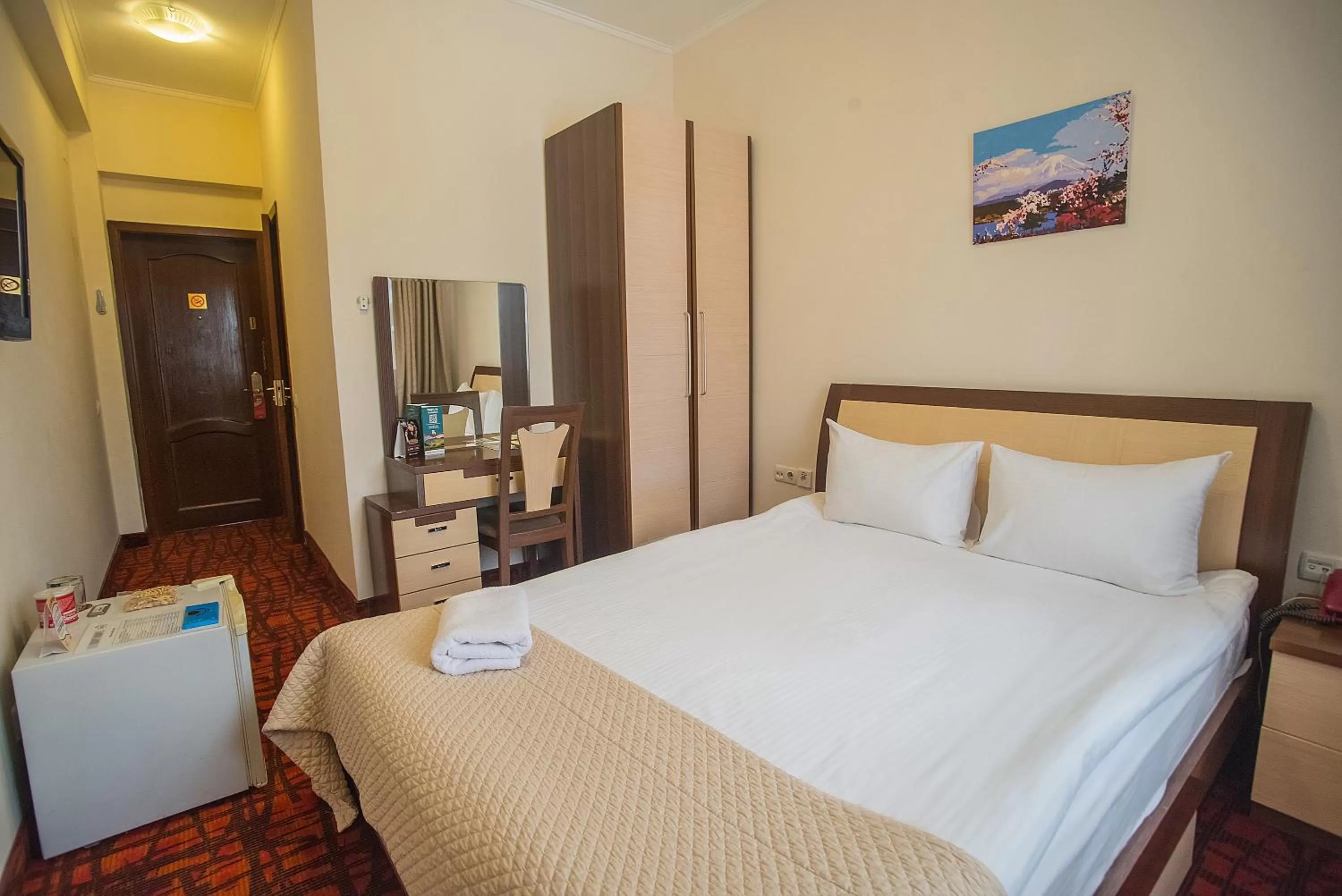 Photo of the whole room, Bed in Alma